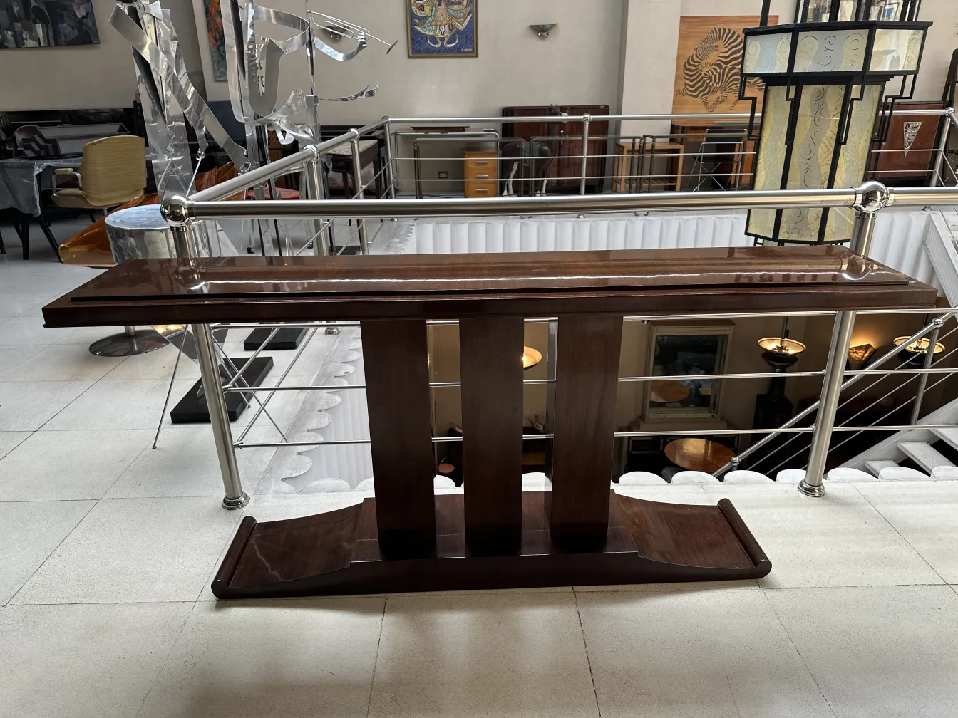 Vista di un'antica console dal design elegante in un ambiente moderno