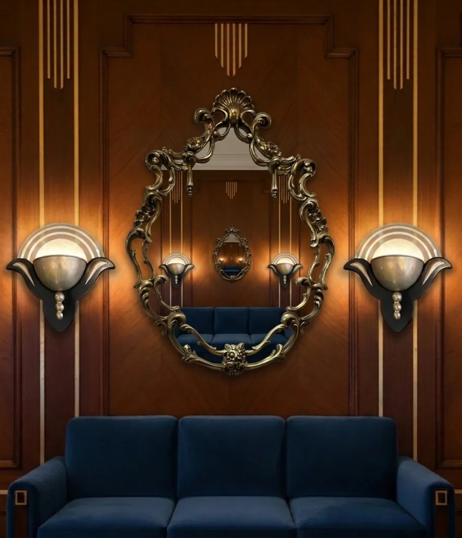 Miroir antique décoratif dans un cadre élégant avec des lumières