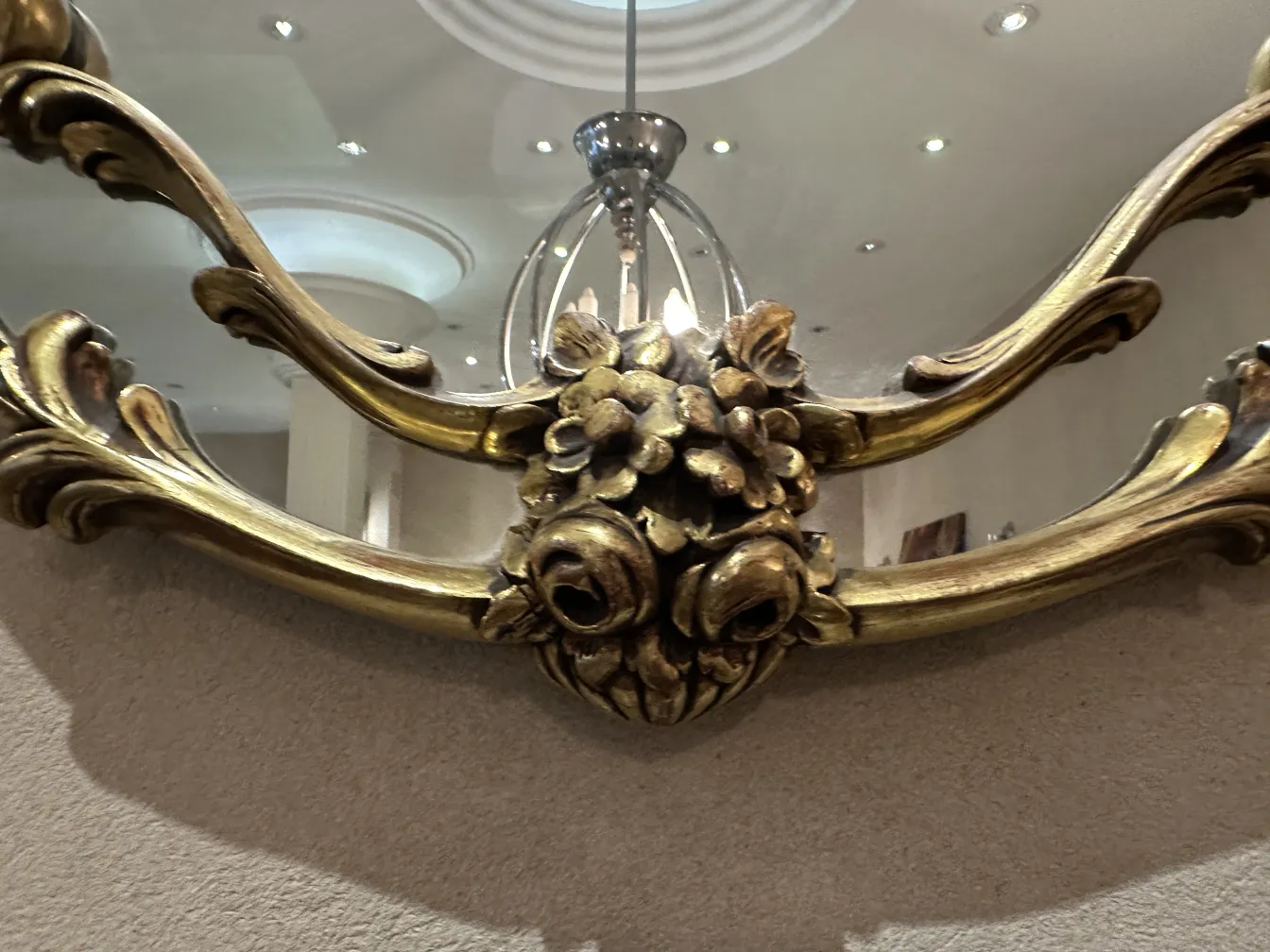 miroir ancien orné de fleurs dans un cadre accueillant