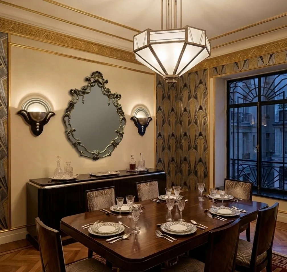 specchio antico decorativo con cornice sulla parete