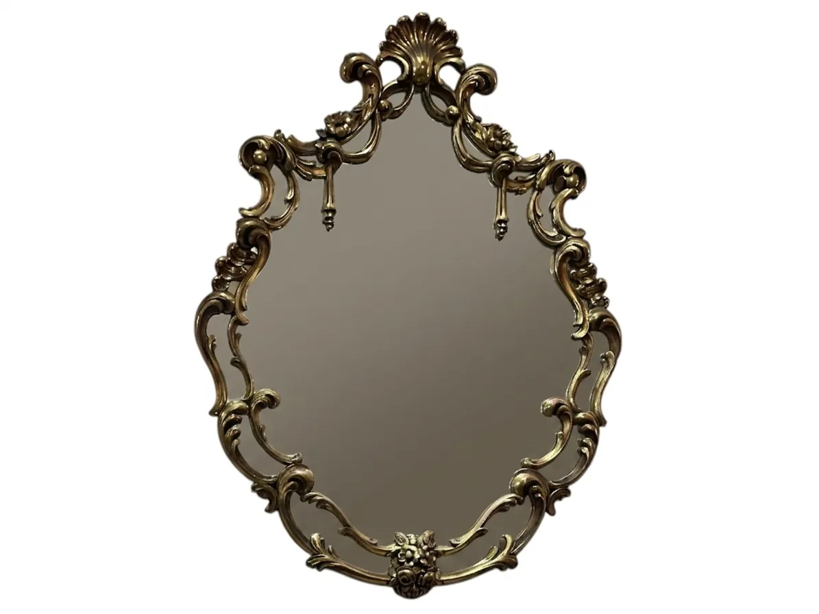 Specchio antico con cornice decorativa e lavorata, perfetto per l'arredamento.