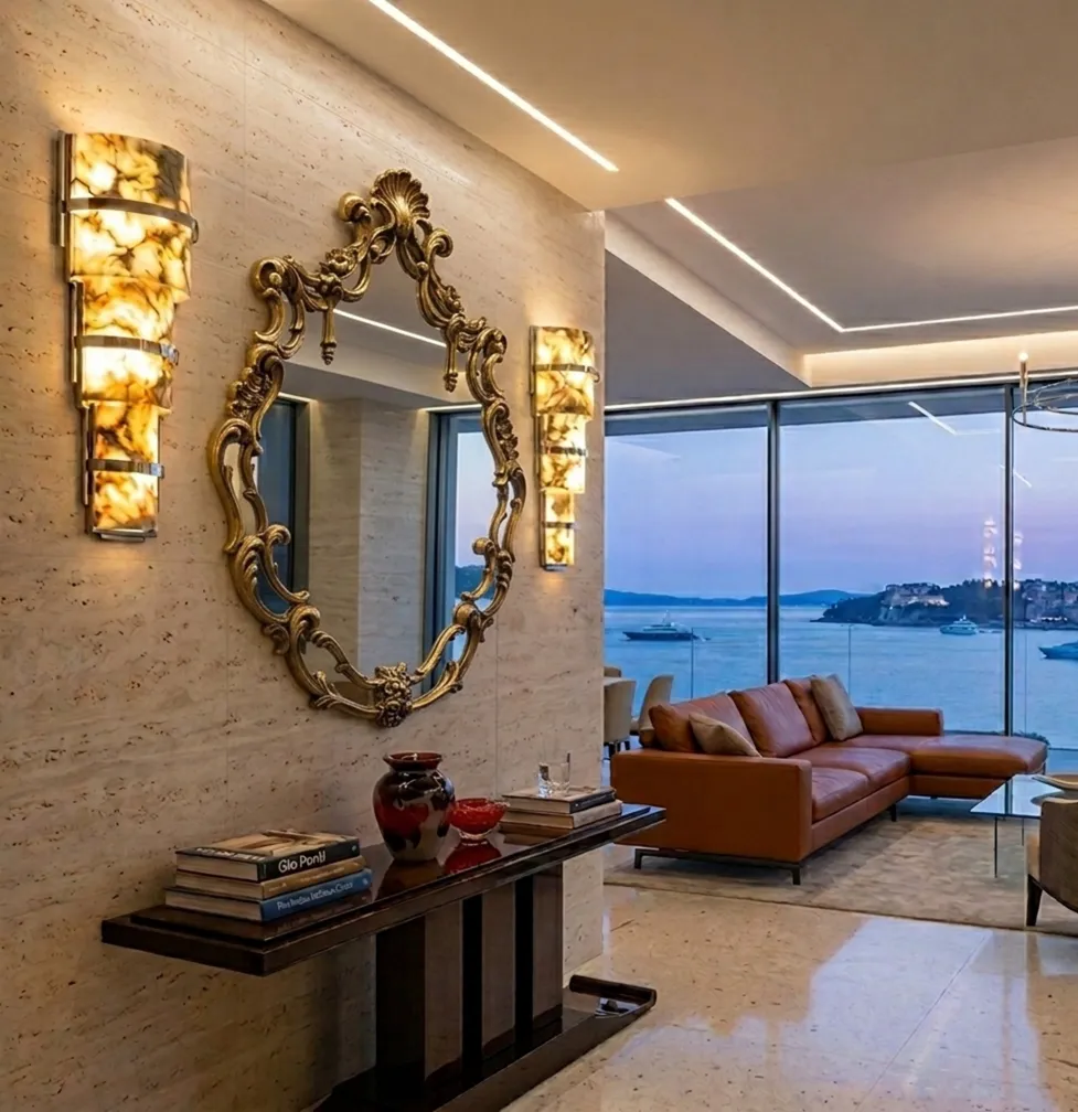 espejo antiguo de forma ovalada con marco decorativo dorado, en un entorno elegante