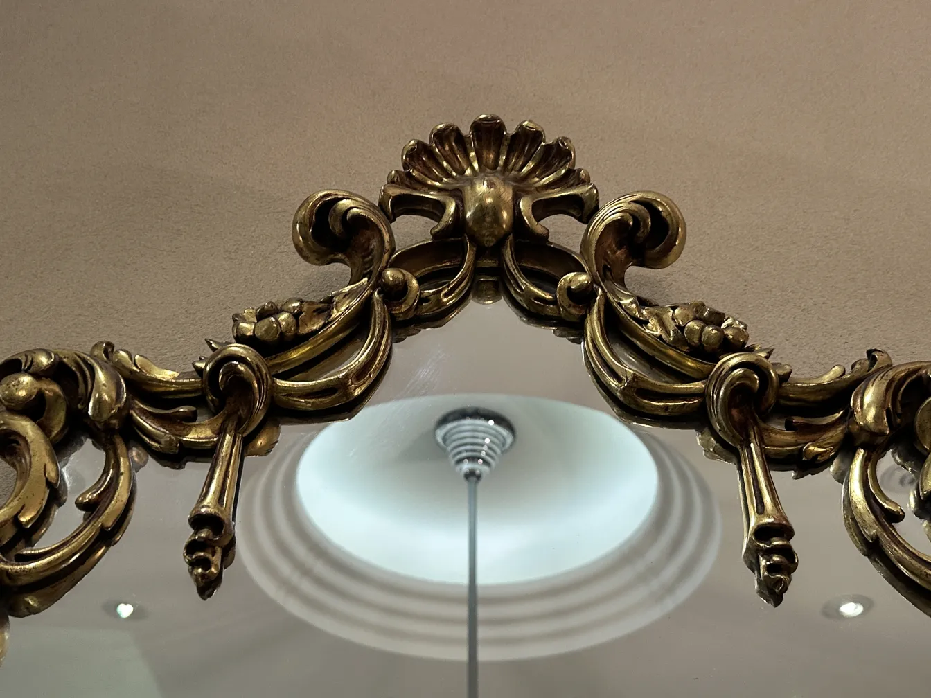 miroir ancien avec cadre décoratif élégant