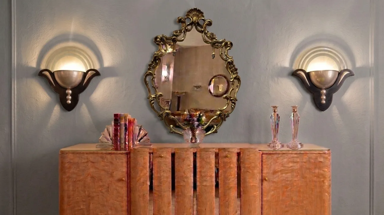miroir antique décoratif avec cadre orné sur le mur
