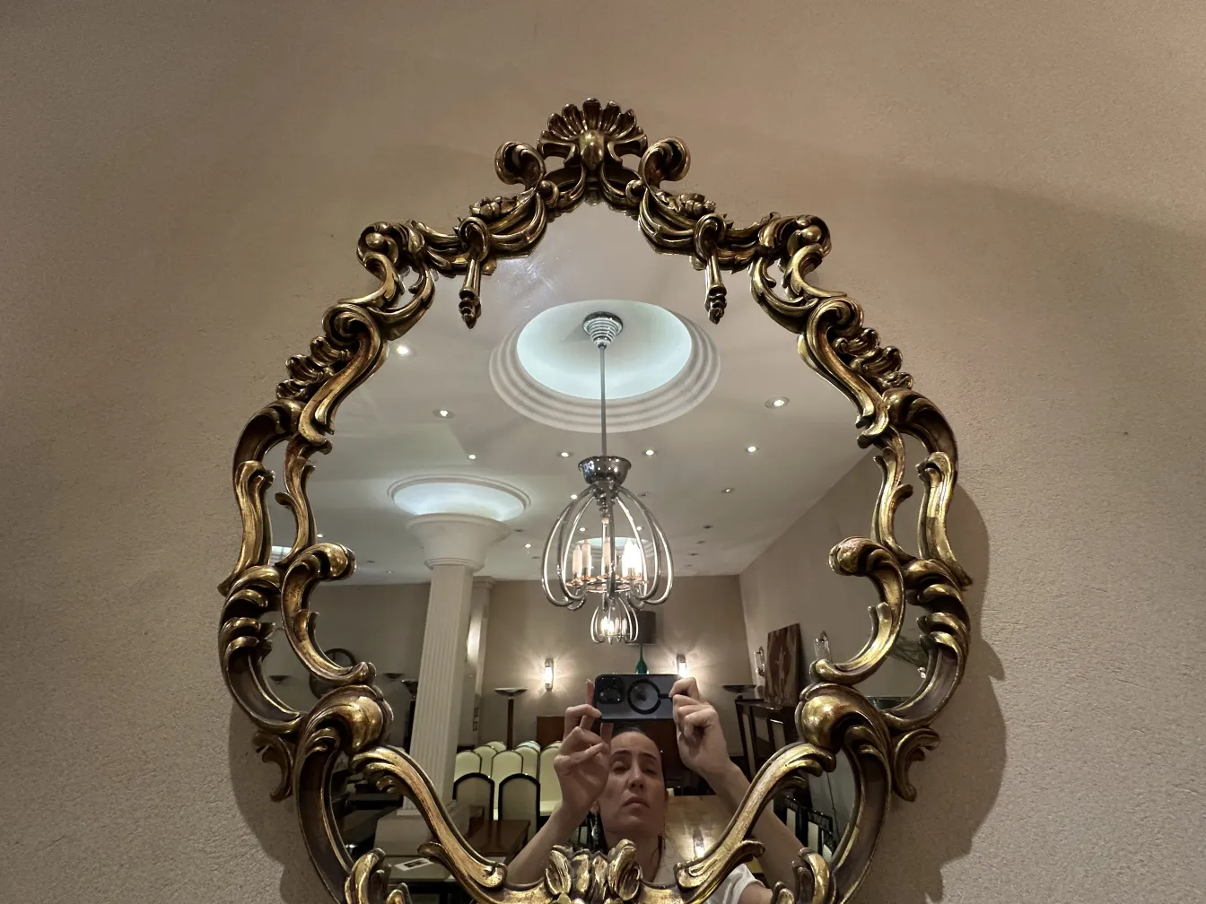 Espelho antigo decorativo com moldura ornamentada em ambiente elegante