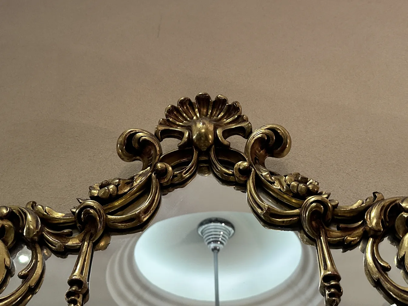 espelho antigo com moldura decorativa e detalhes elegantes