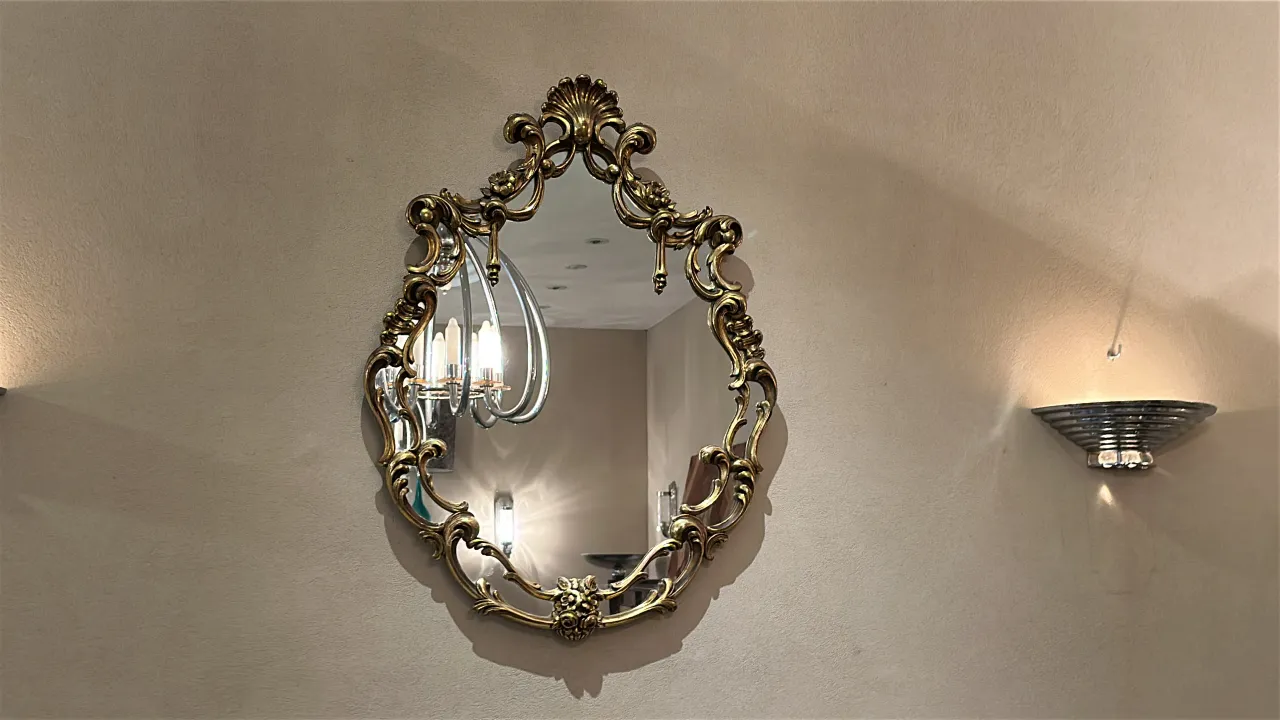 espelho antigo decorativo com moldura ornamentada, iluminação suave