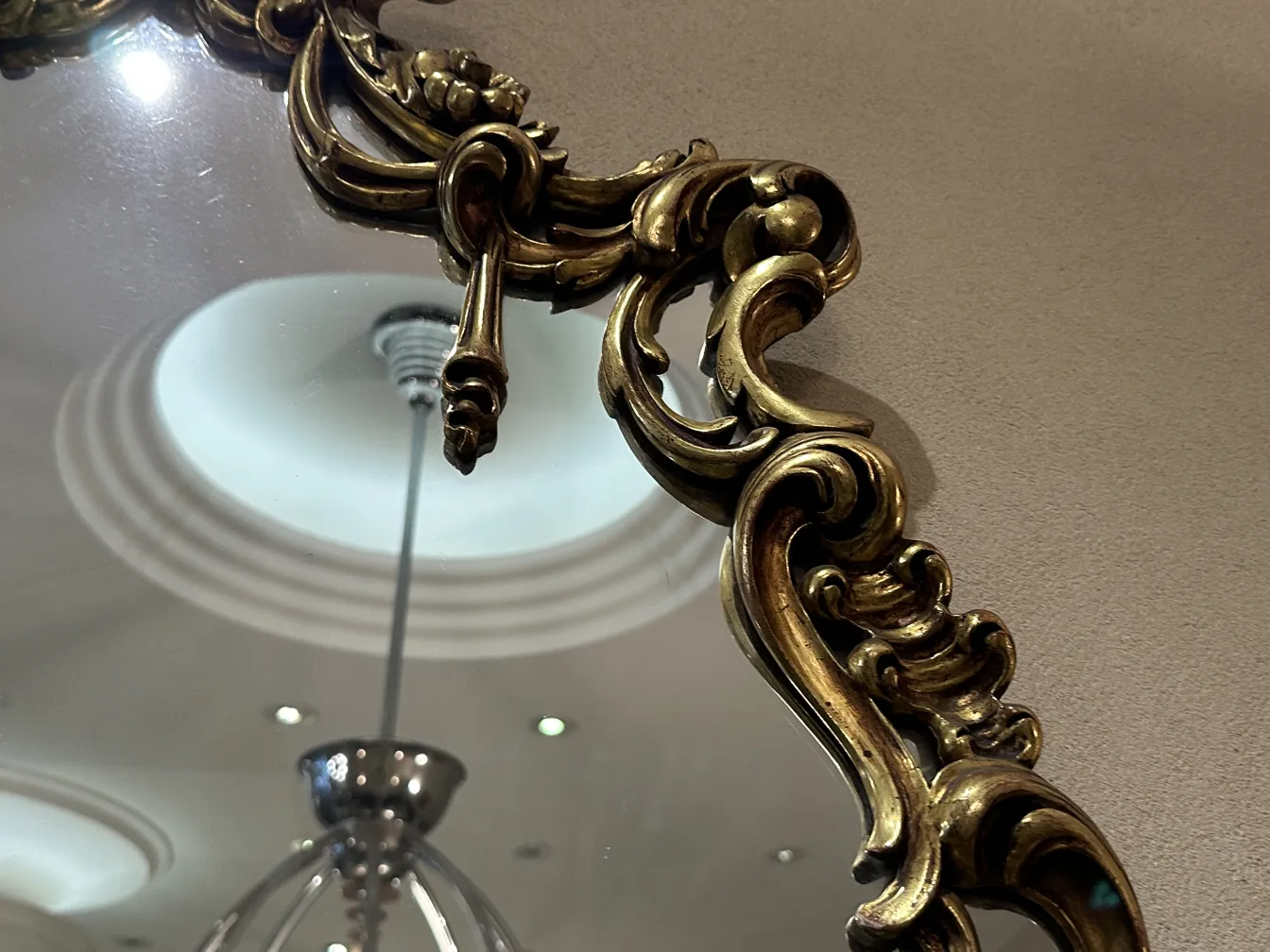 dekorativer antiker kosmetikspiegel mit barocken details vor einem eleganten hintergrund