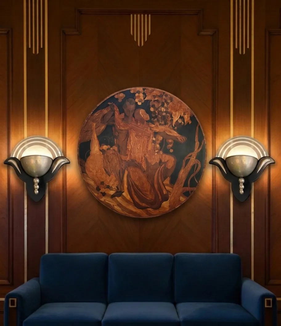 壁に花の細部を持つ古い木の寄木細工