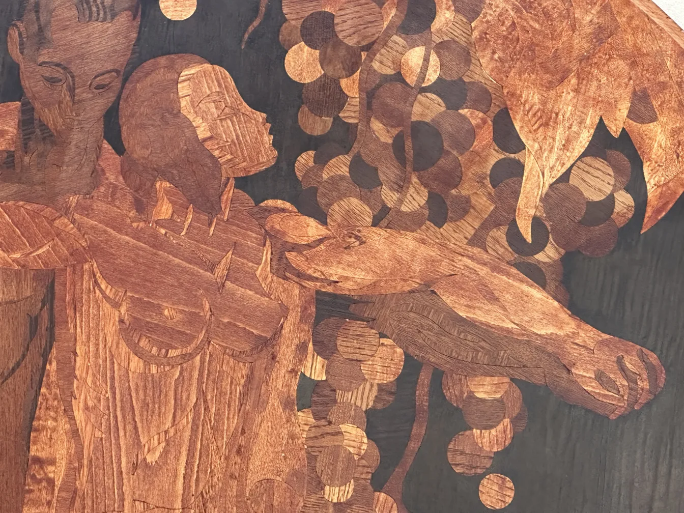 détail de marqueterie ancienne avec des figures et des formes