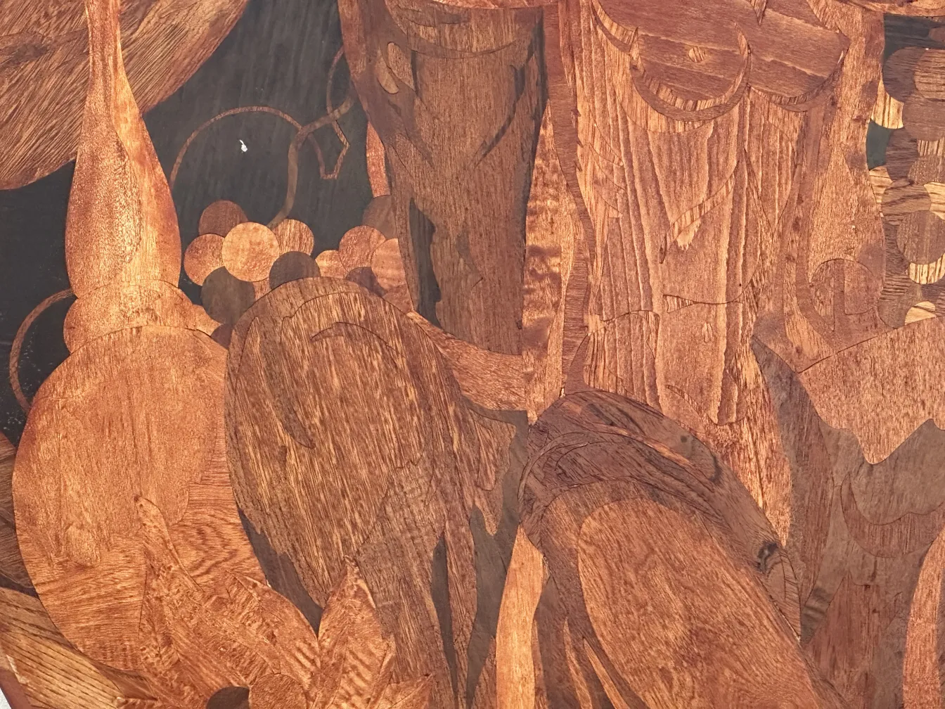 detalle de antigüedades en marquetería con formas decorativas