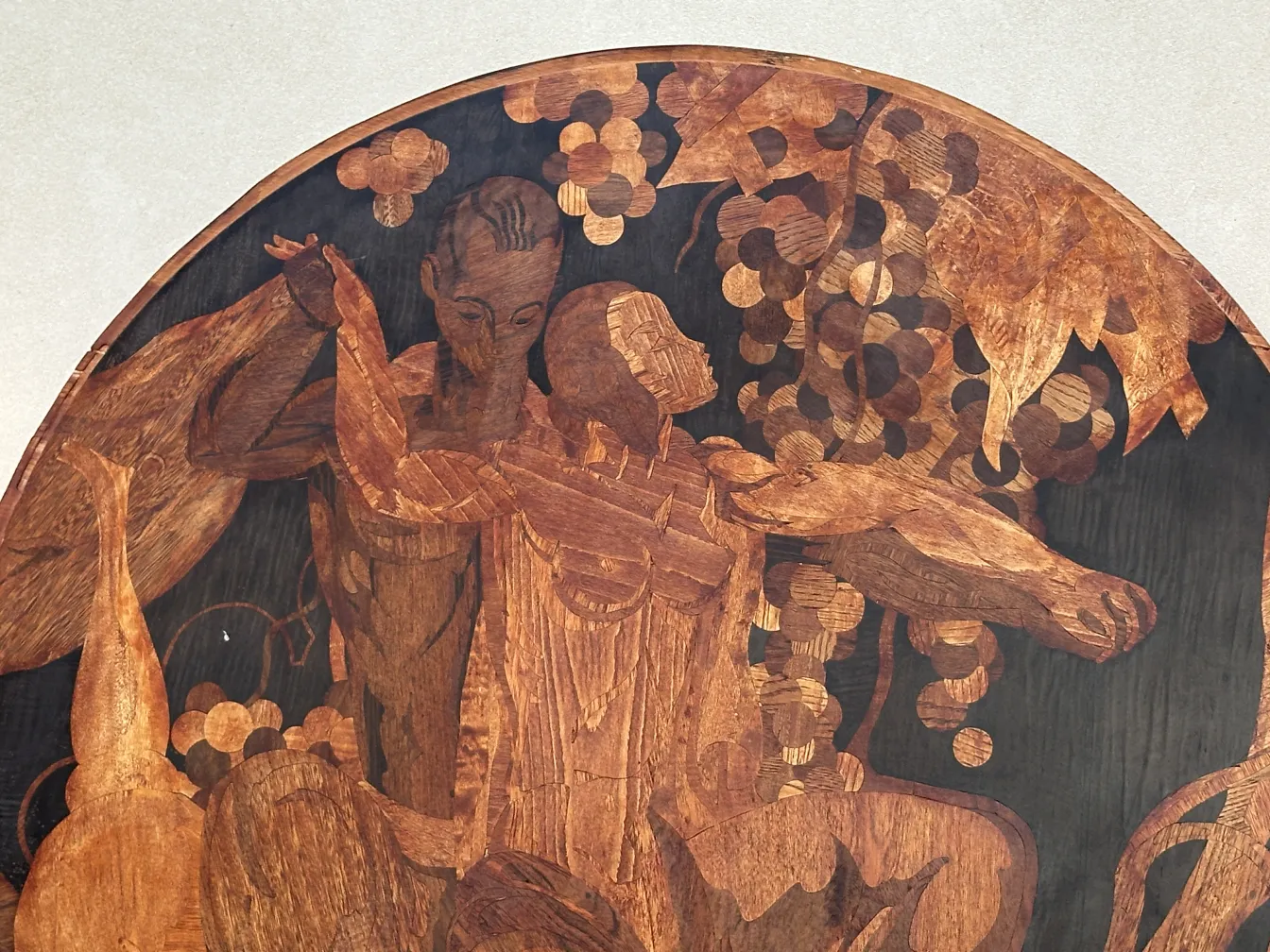 obra antiga de marchetaria com motivos decorativos e figuras humanas