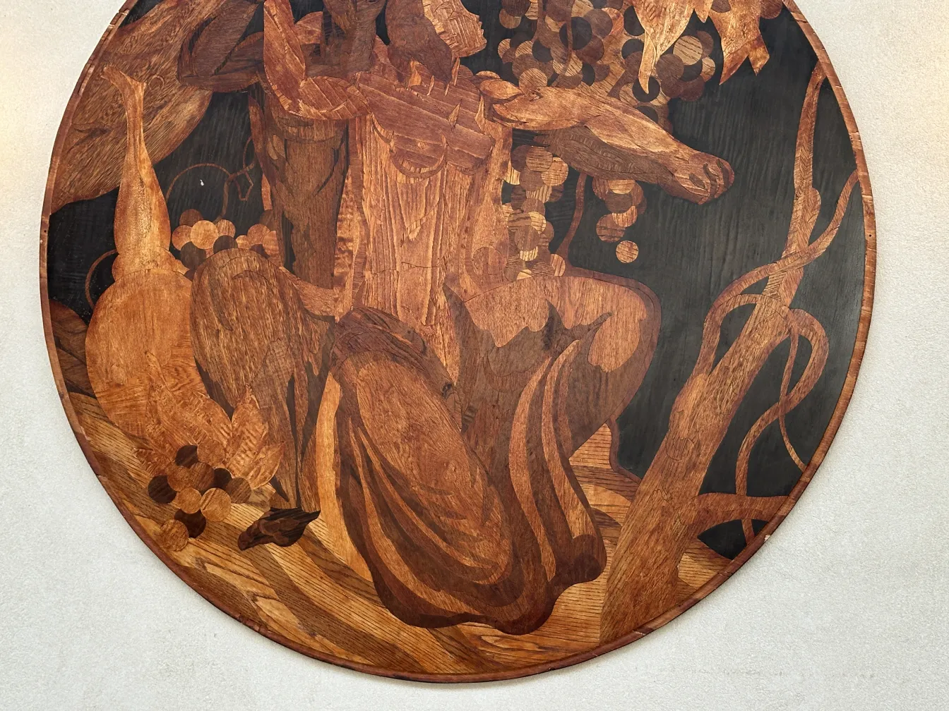 Detail von antiker Marketerie mit menschlicher Figur und gemütlicher Atmosphäre