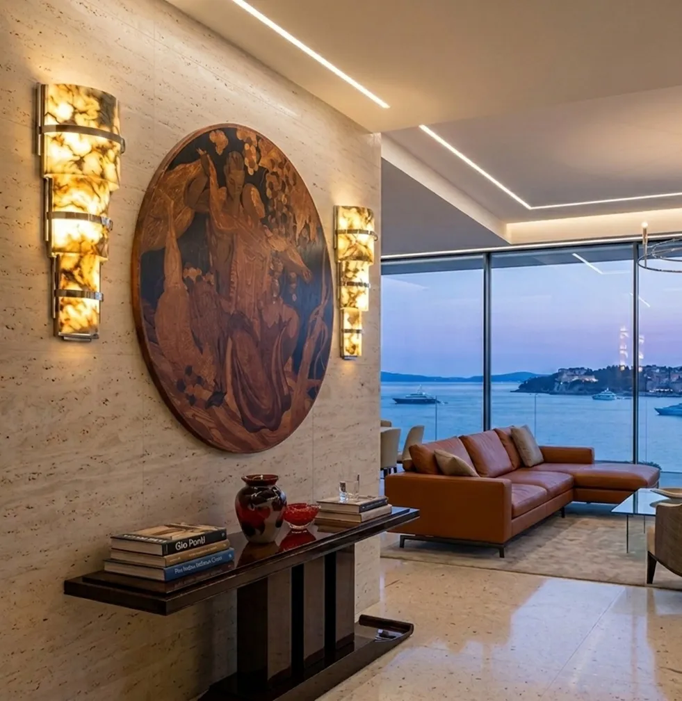 Bella marqueteria antica su un muro, dettagli decorativi e vista sul mare