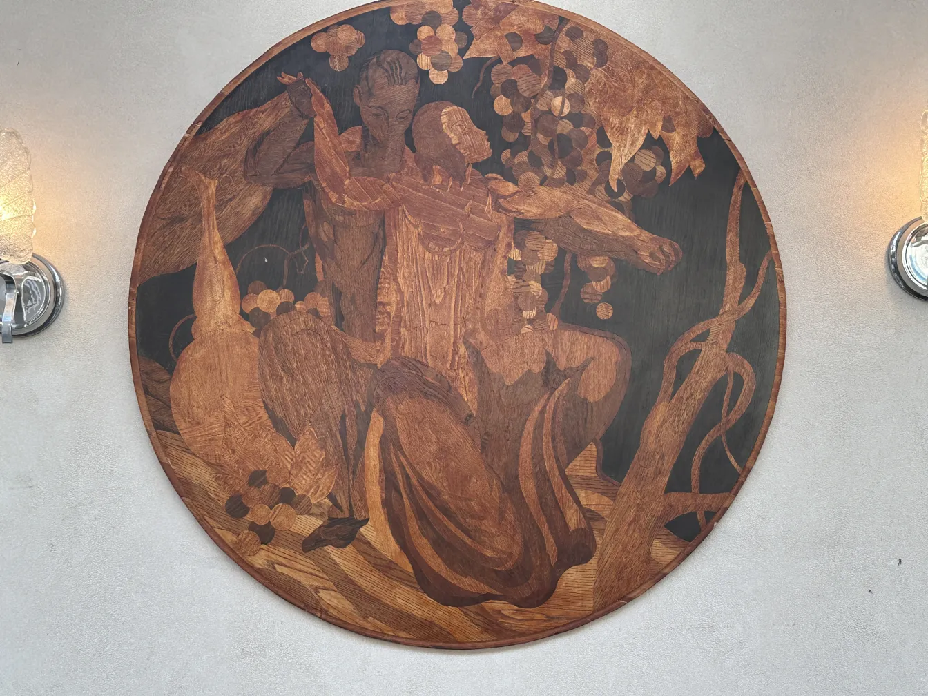 mural de marquetería antigua con figuras humanas en tonos marrones