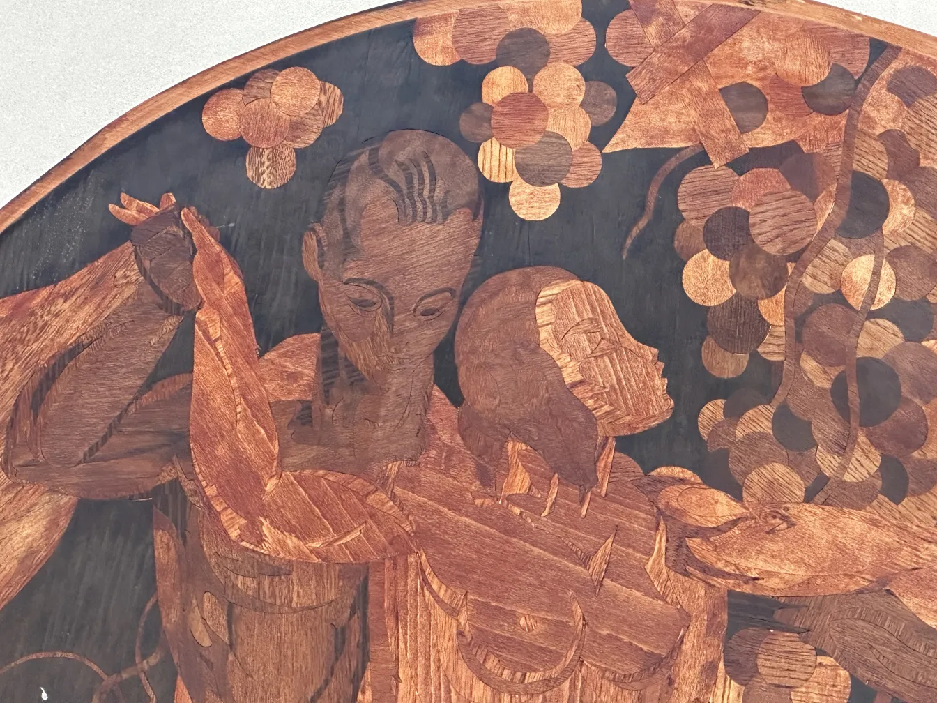 Detail antiker Marketerie mit menschlichen Figuren