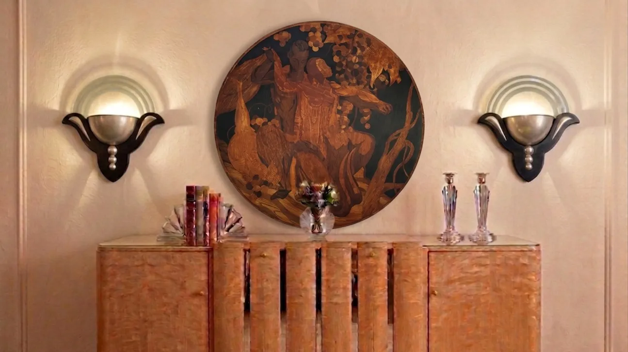 Antico intarsio decorativo sulla parete, luce soffusa