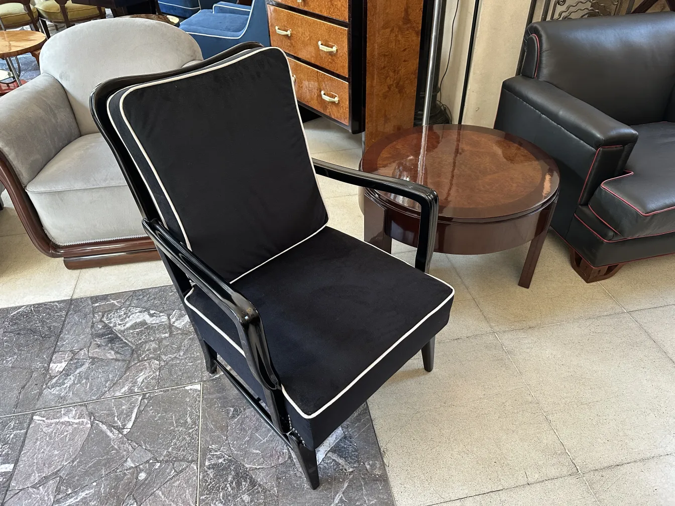 Poltronas antigas pretas em um ambiente elegante