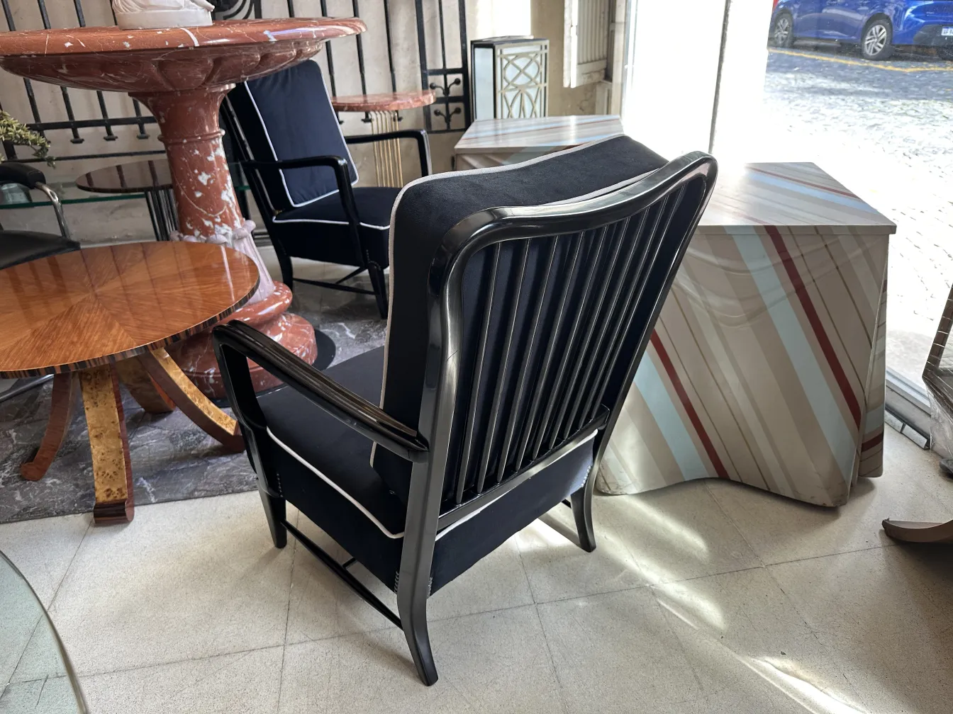 2把古董扶手椅在舒适环境中的景观