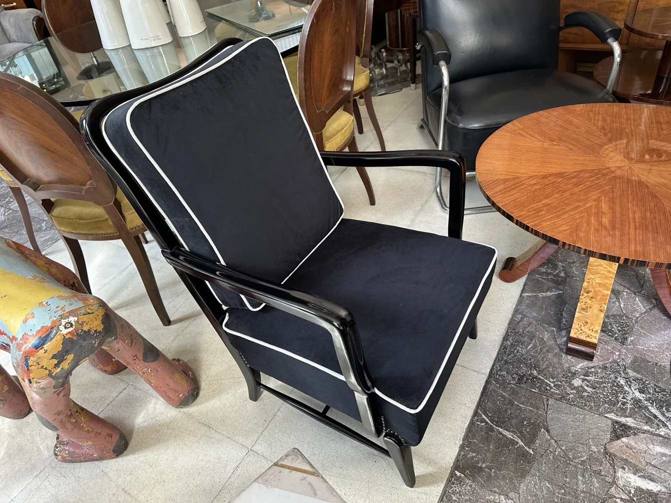 vista de dos sillones antiguos con detalles elegantes, contexto vintage