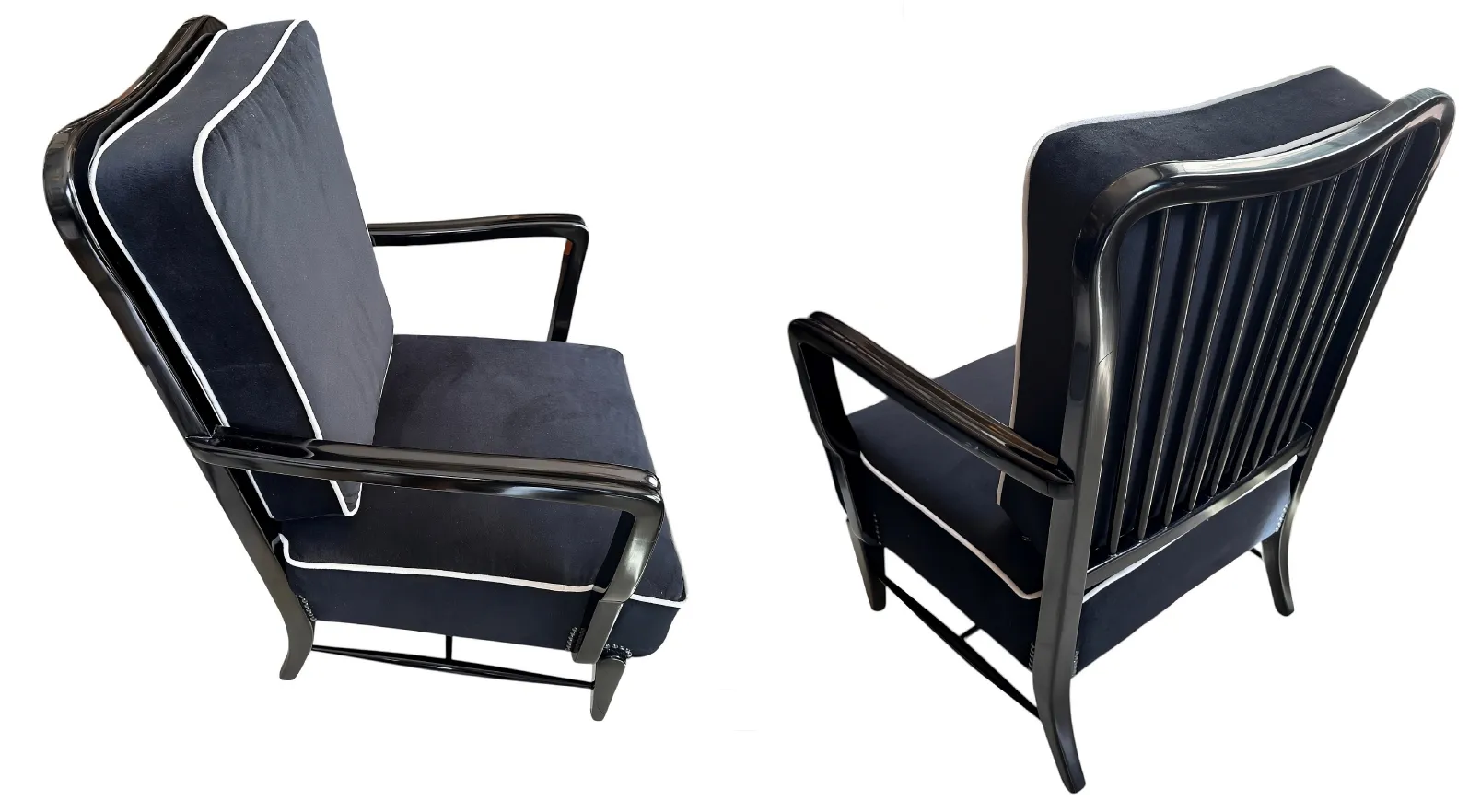 Due poltrone antiche classiche in un'ambientazione elegante con dettagli visivi