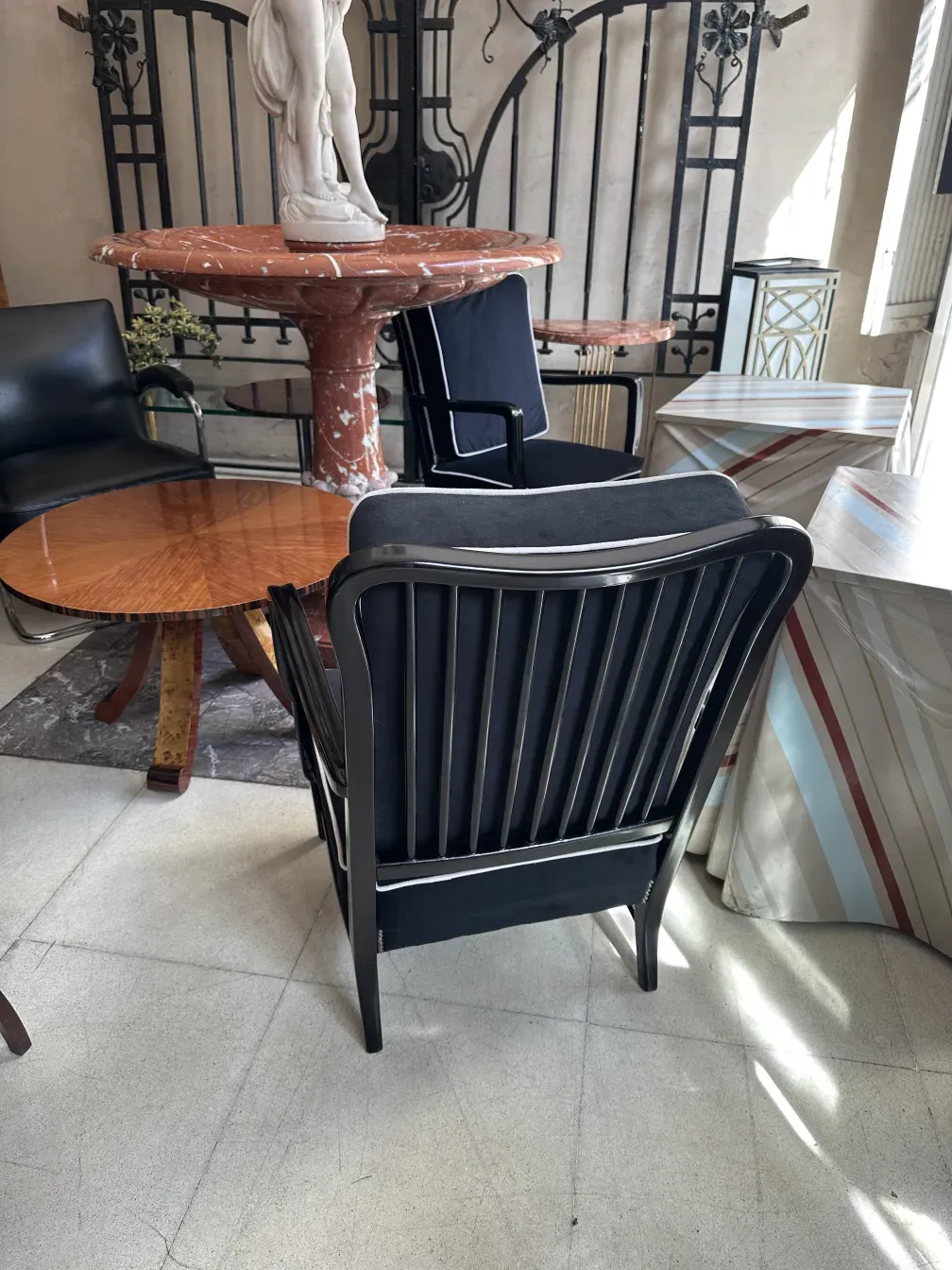 Dos sillones antiguos en un entorno elegante con detalles decorativos