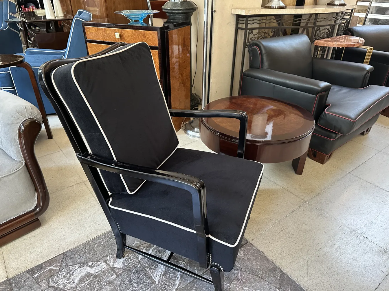 Vista de 2 sillones antiguos con detalles en blanco en un ambiente acogedor