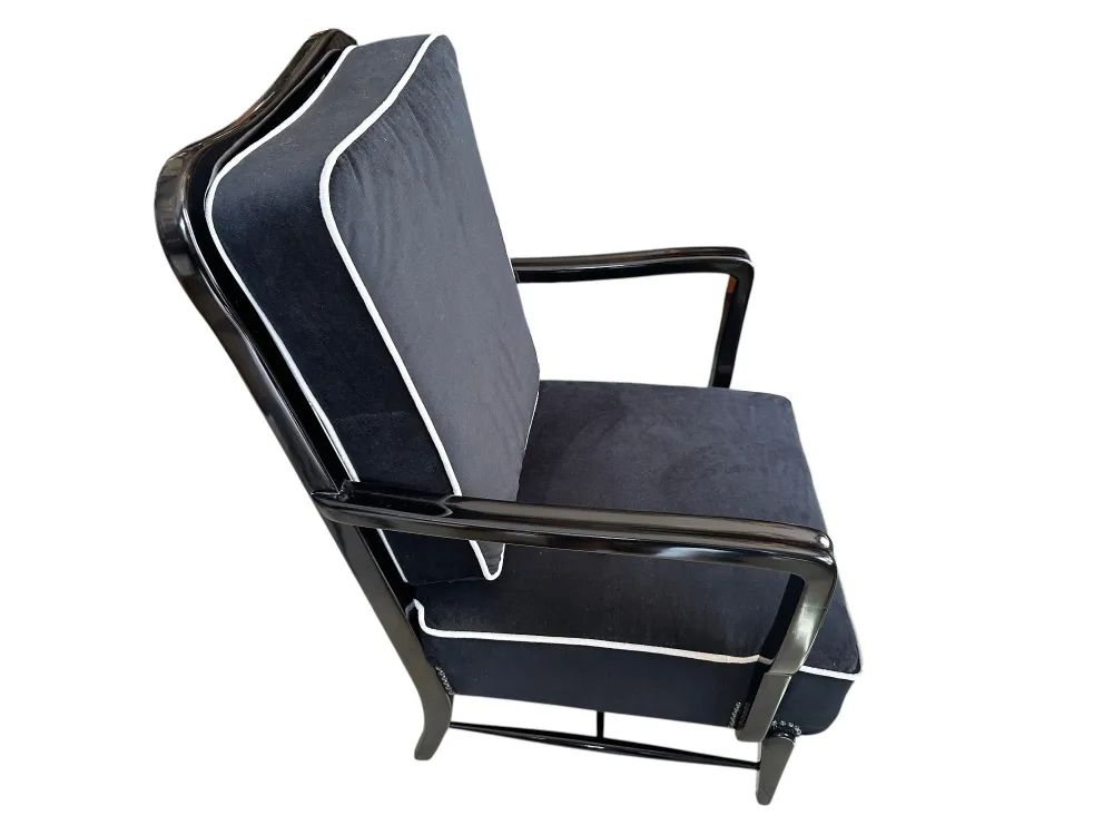 Sillones antiguos con cojines en color oscuro, estilo 50, en un ambiente acogedor.