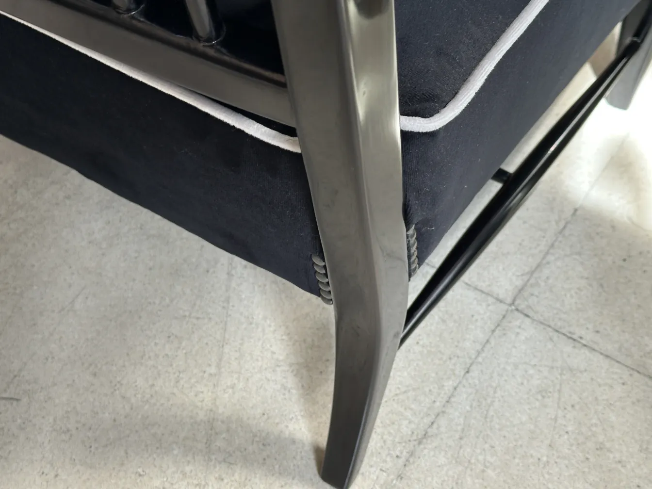 Seitenansicht von 2 antiken Armlehnstühlen, gepolstert in Dunkelblau, mit elegantem Design in einem minimalistischen Umfeld.