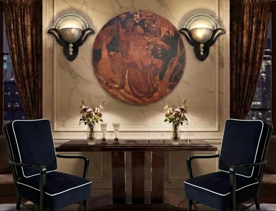 Zwei elegante antike Armlehnstühle in einem luxuriösen Raum mit Blumen und Dekoration