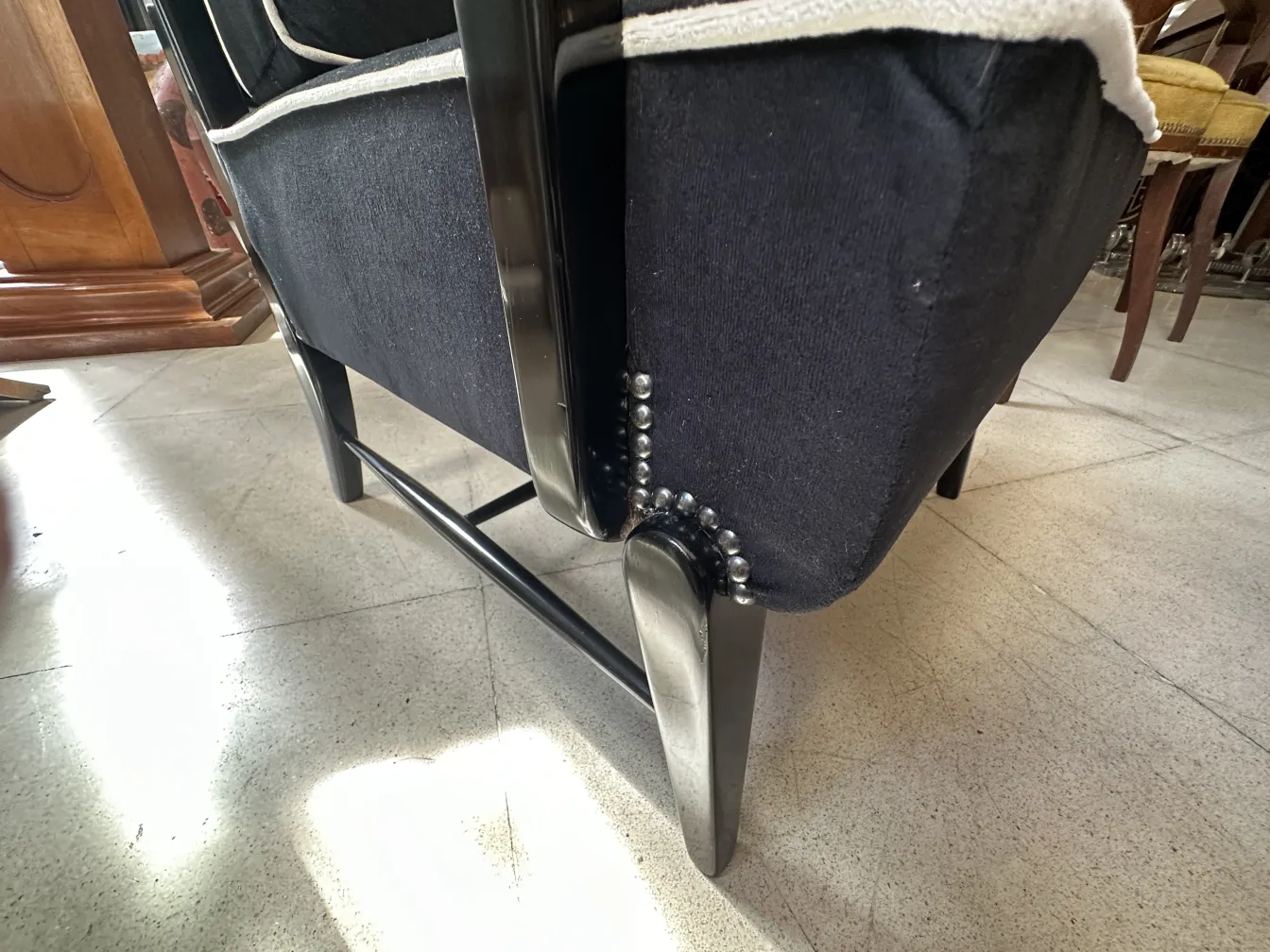 Vue latérale de 2 fauteuils anciens avec détails décoratifs dans l'environnement