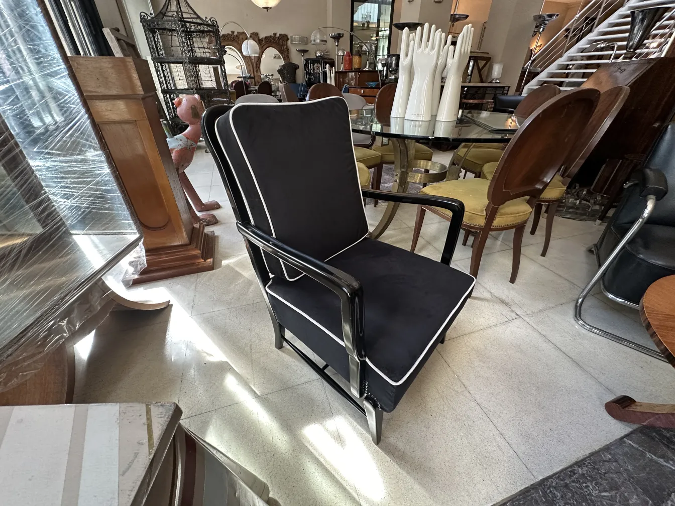 vista de dos sillones antiguos con detalles elegantes en un entorno con otros muebles