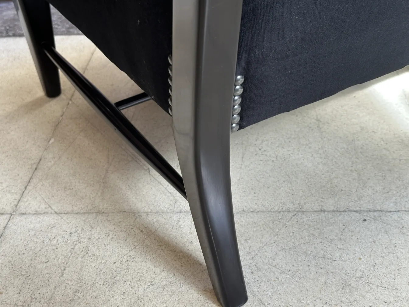 zwei antike armlehnstühle mit eleganten Details in einer neutralen Umgebung