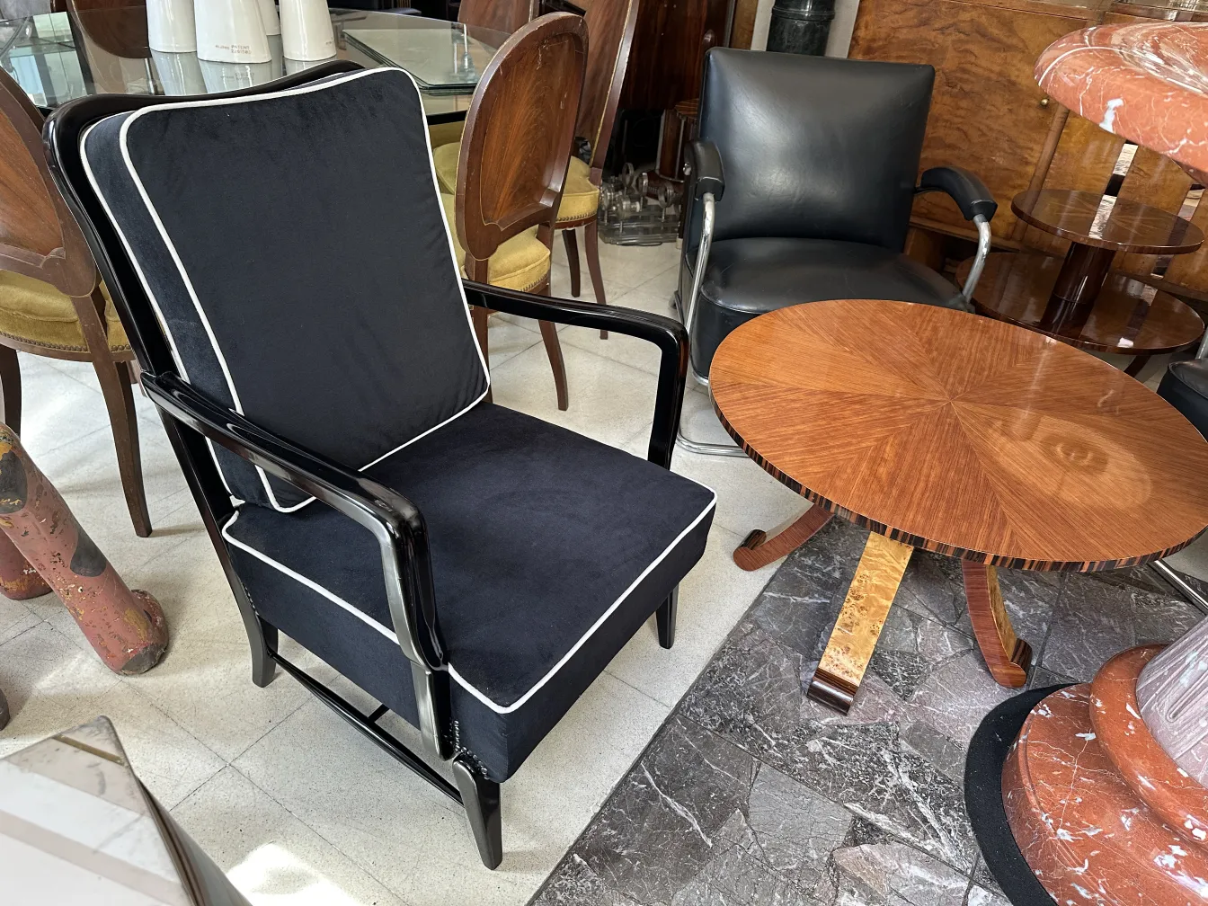 duas poltronas antigas com estofamento preto e detalhes