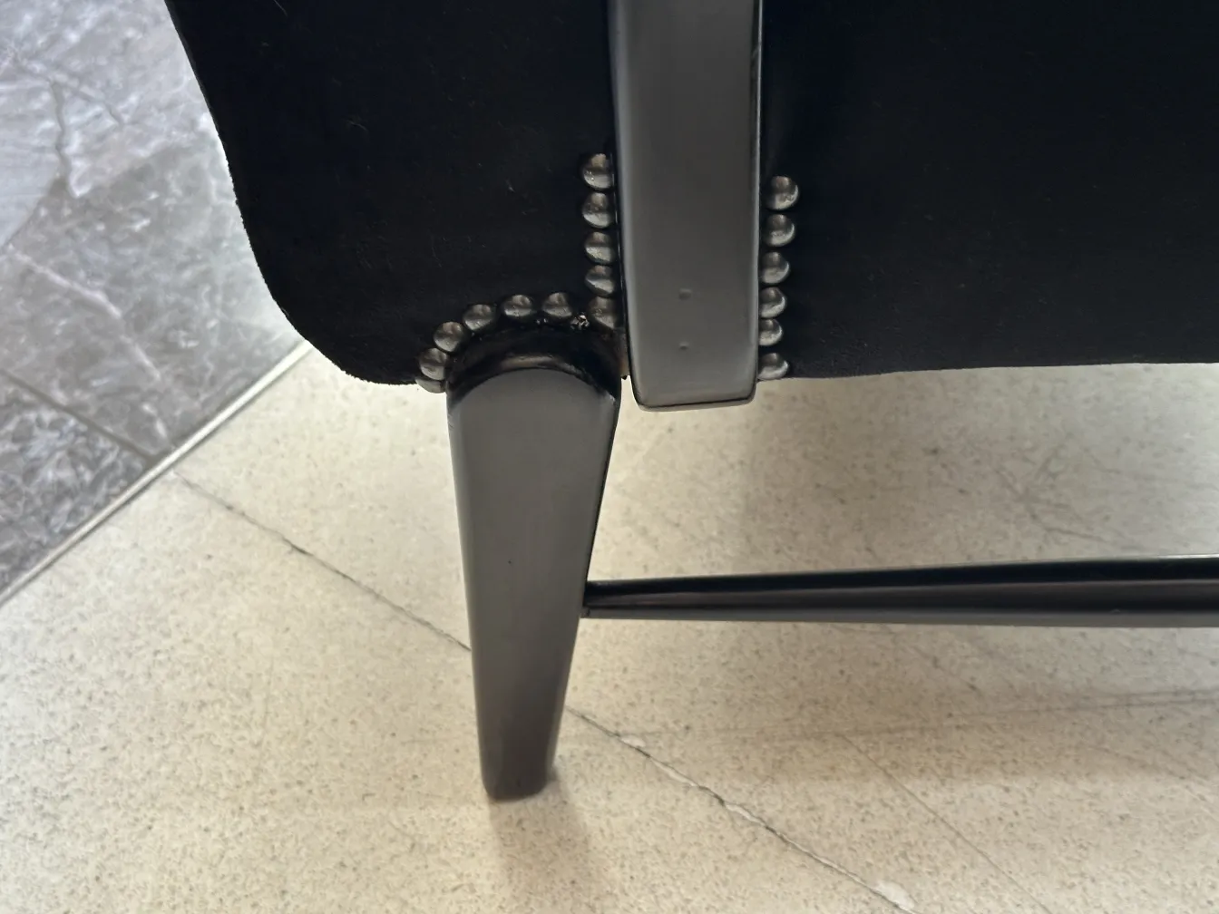 Nahaufnahme von antiken 2 Armlehnstühlen mit dekorativen Metall-Details