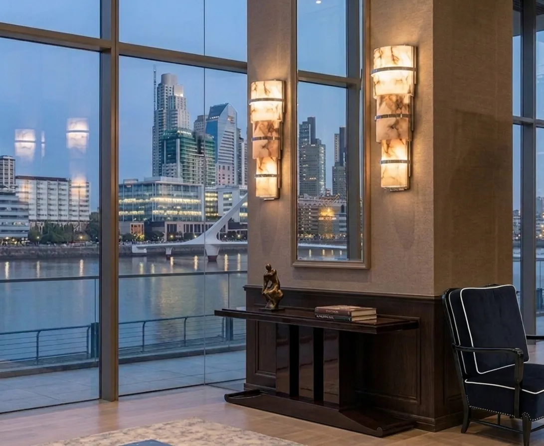 Duas poltronas antigas elegantes em um ambiente moderno com vistas.