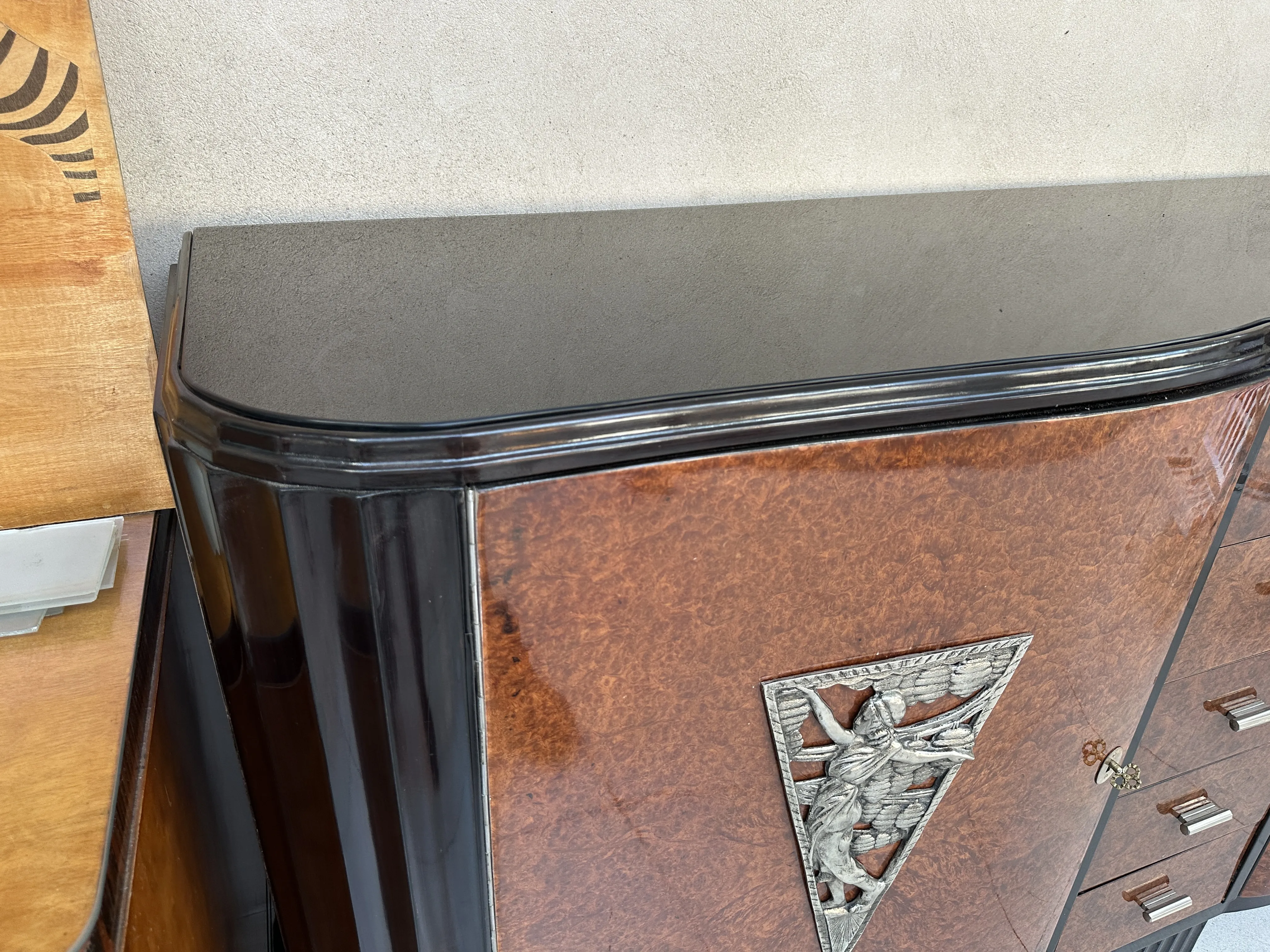 credenza antica con design unico e dettagli decorativi