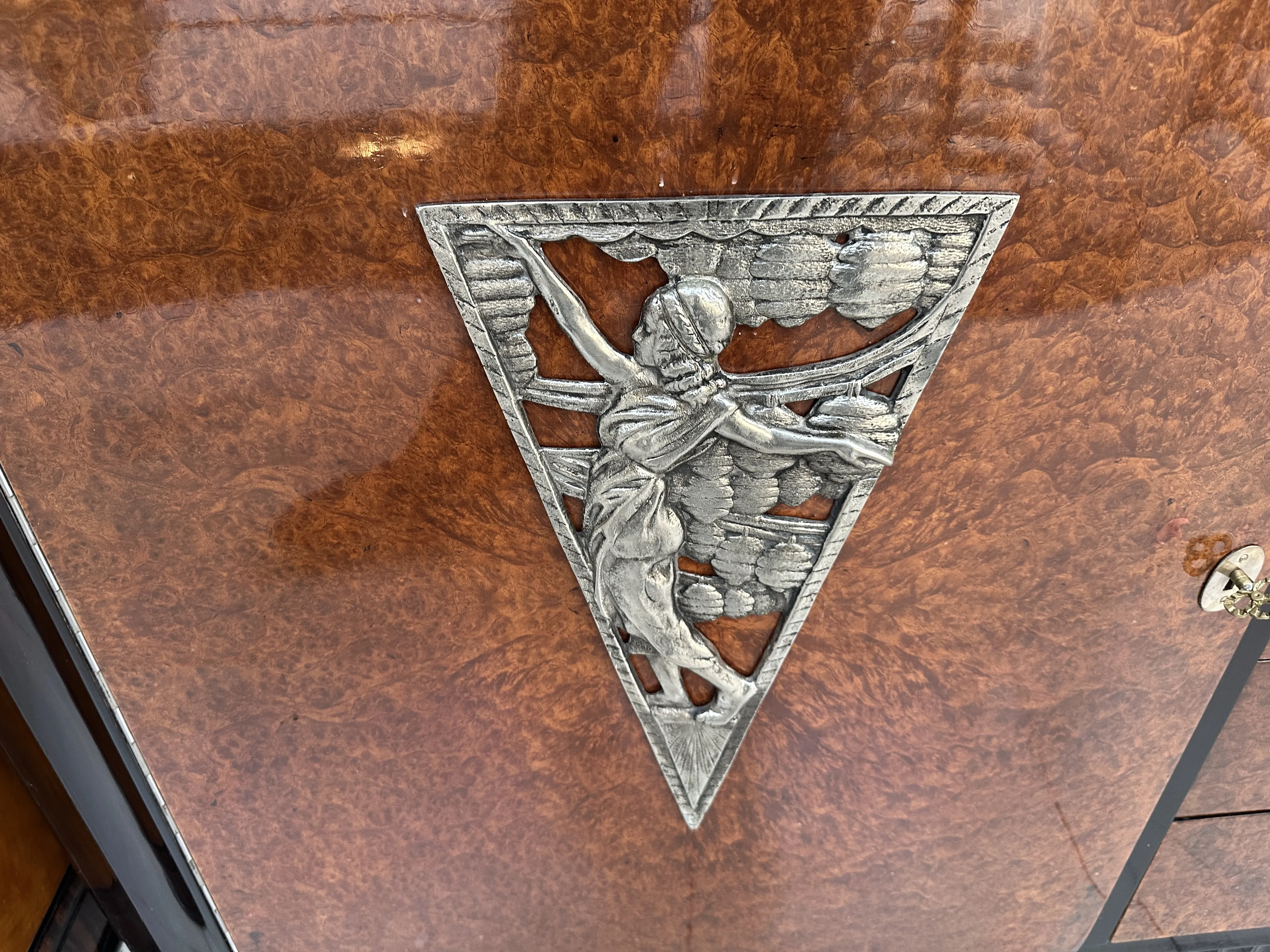 Vaisselier ancien avec relief triangulaire, finition bois riche.