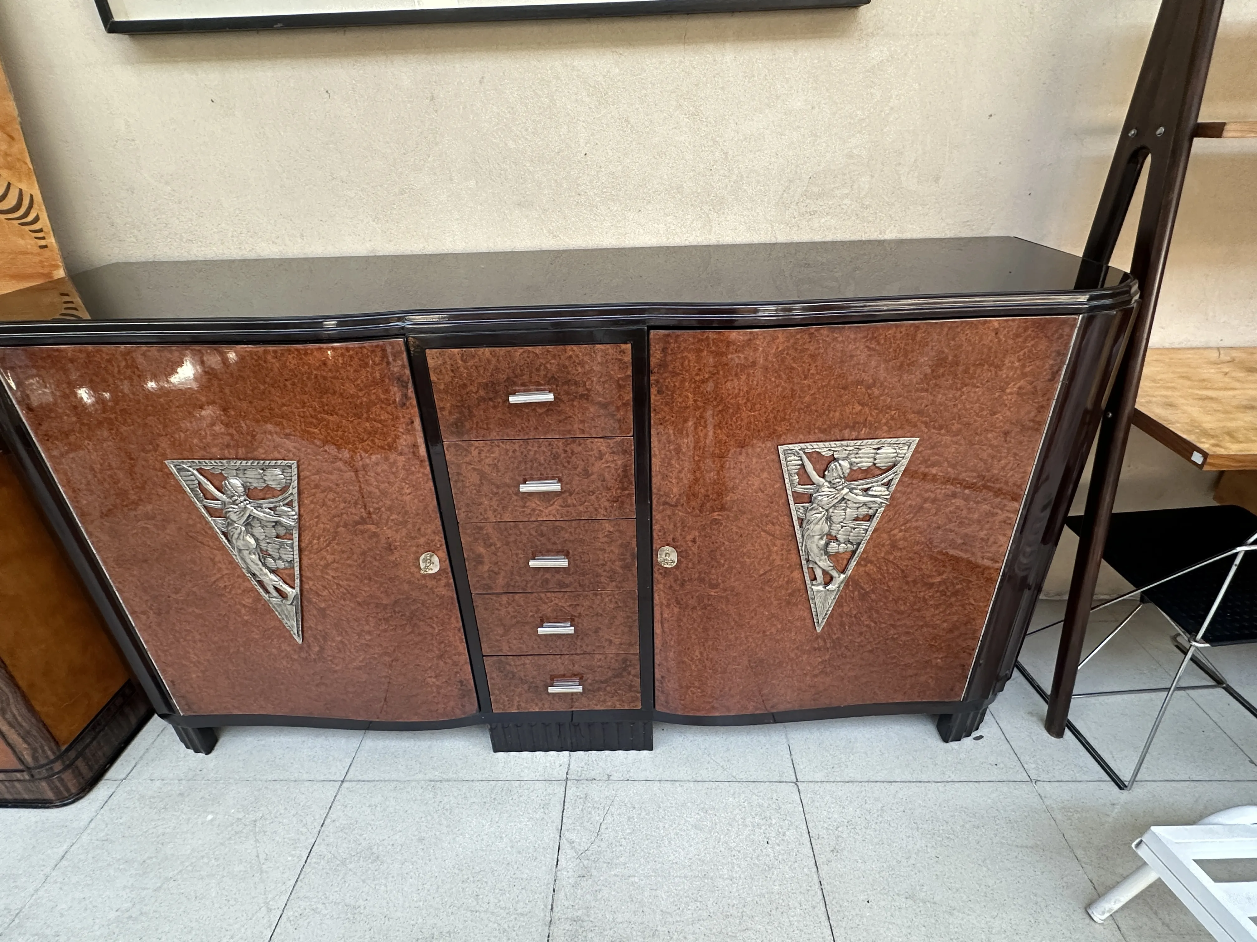 credenza antica con dettagli decorativi in un ambiente elegante