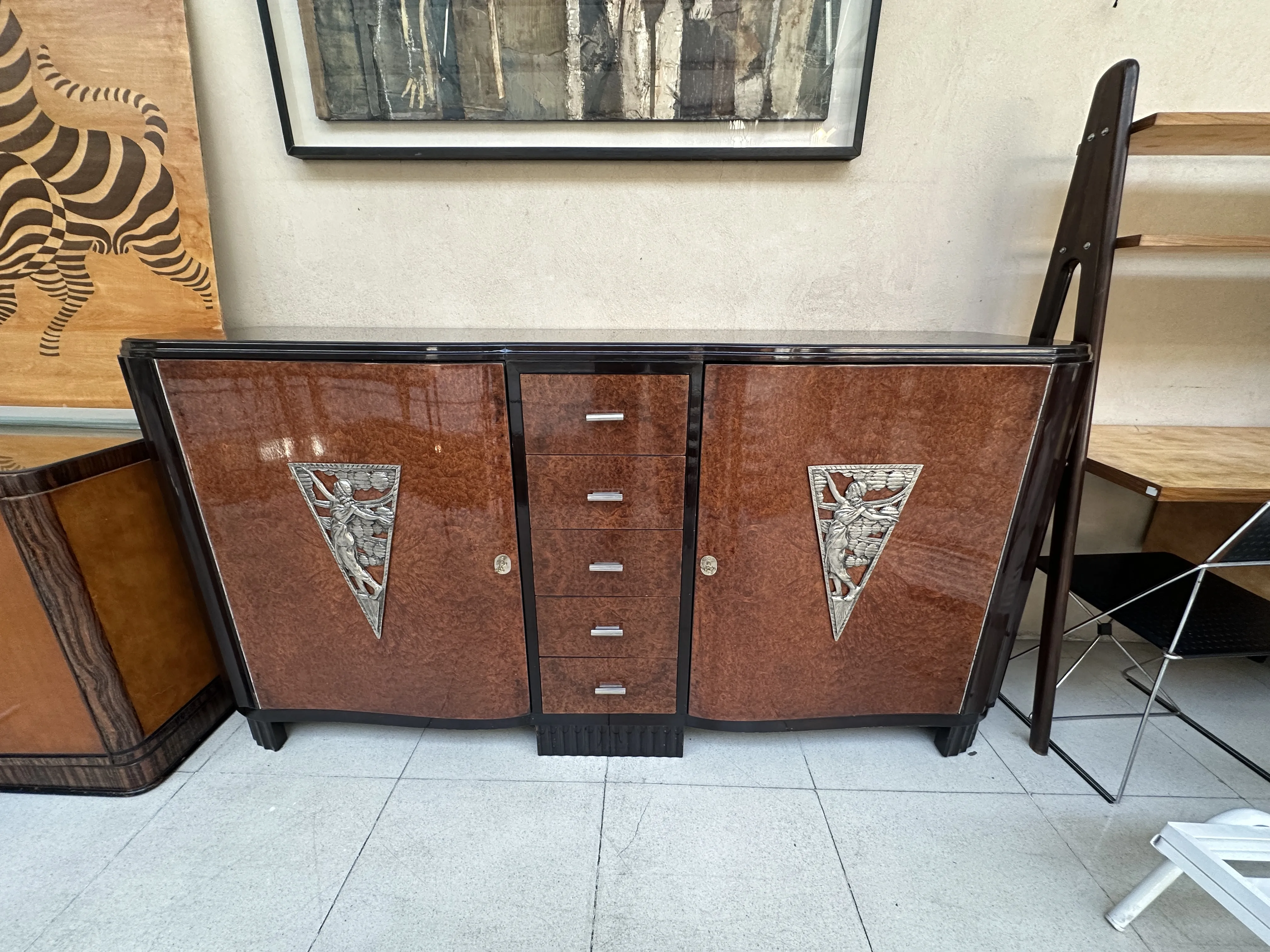 credenza antica decorata con dettagli in metallo