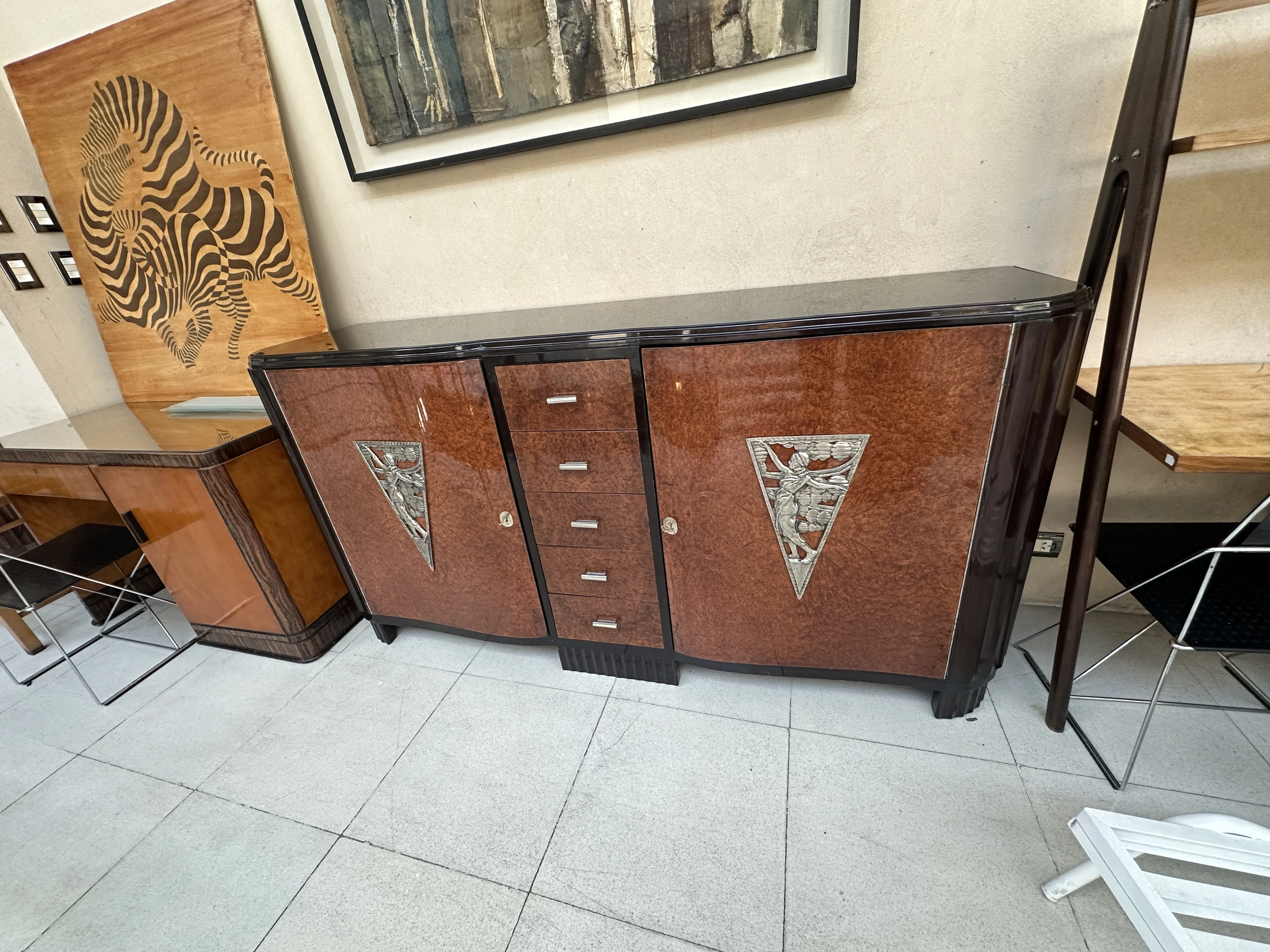 aparador antigo com detalhes artísticos em seu design, adornado com elementos atraentes em um ambiente elegante