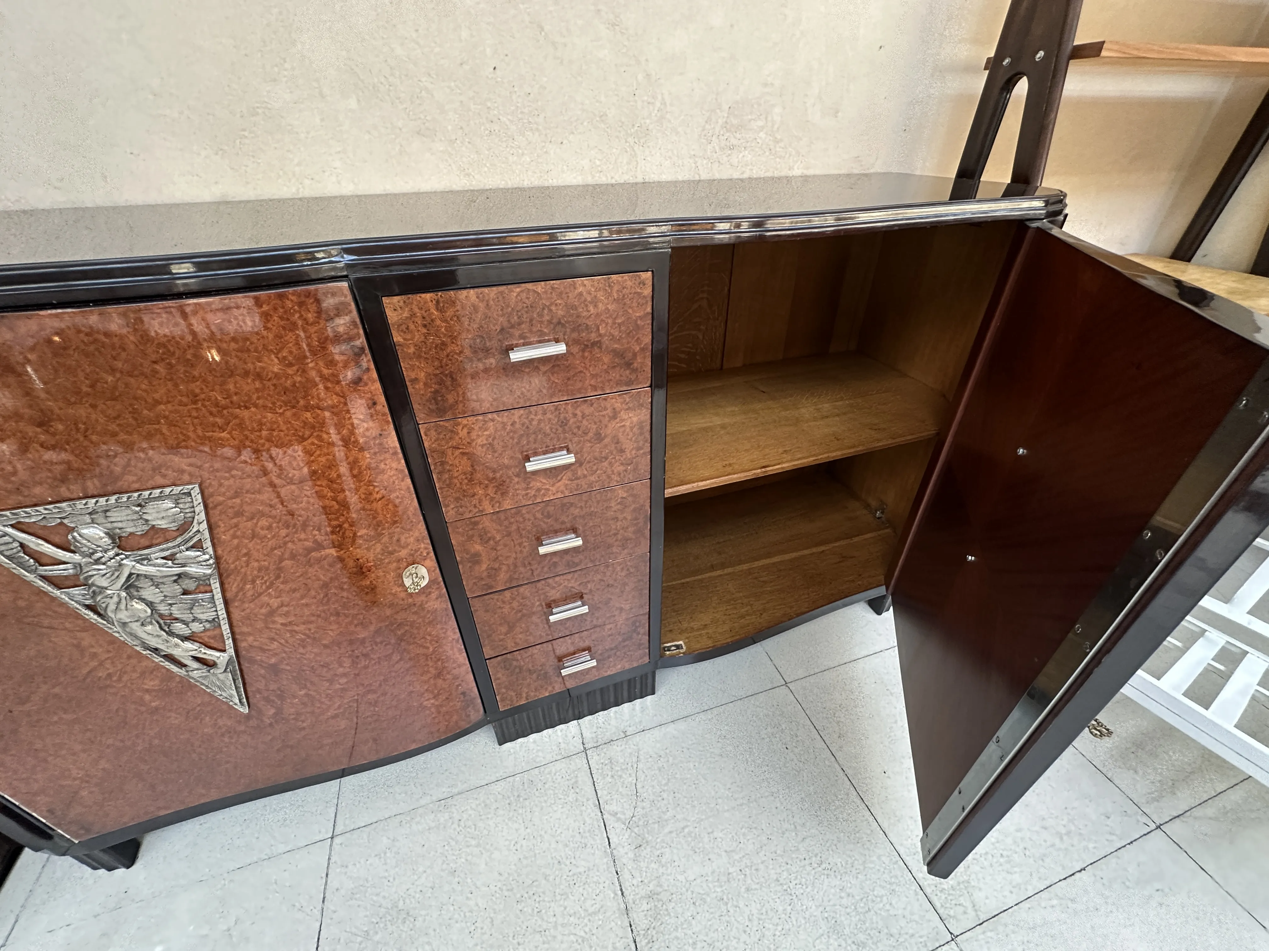 aparador antiguo con decoración y puertas abiertas, en ambiente moderno