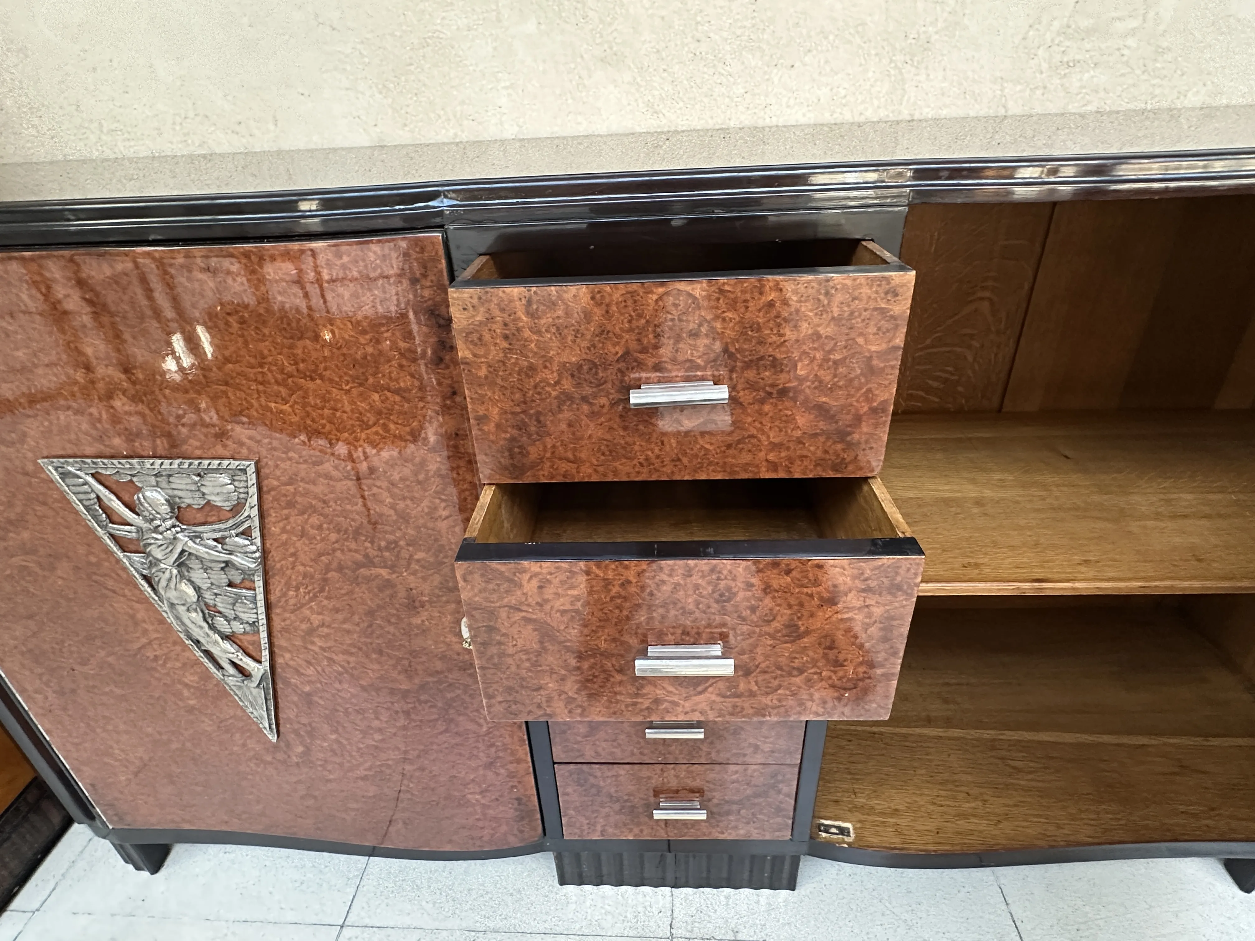 vaisselier ancien avec des dessins décoratifs et plusieurs tiroirs