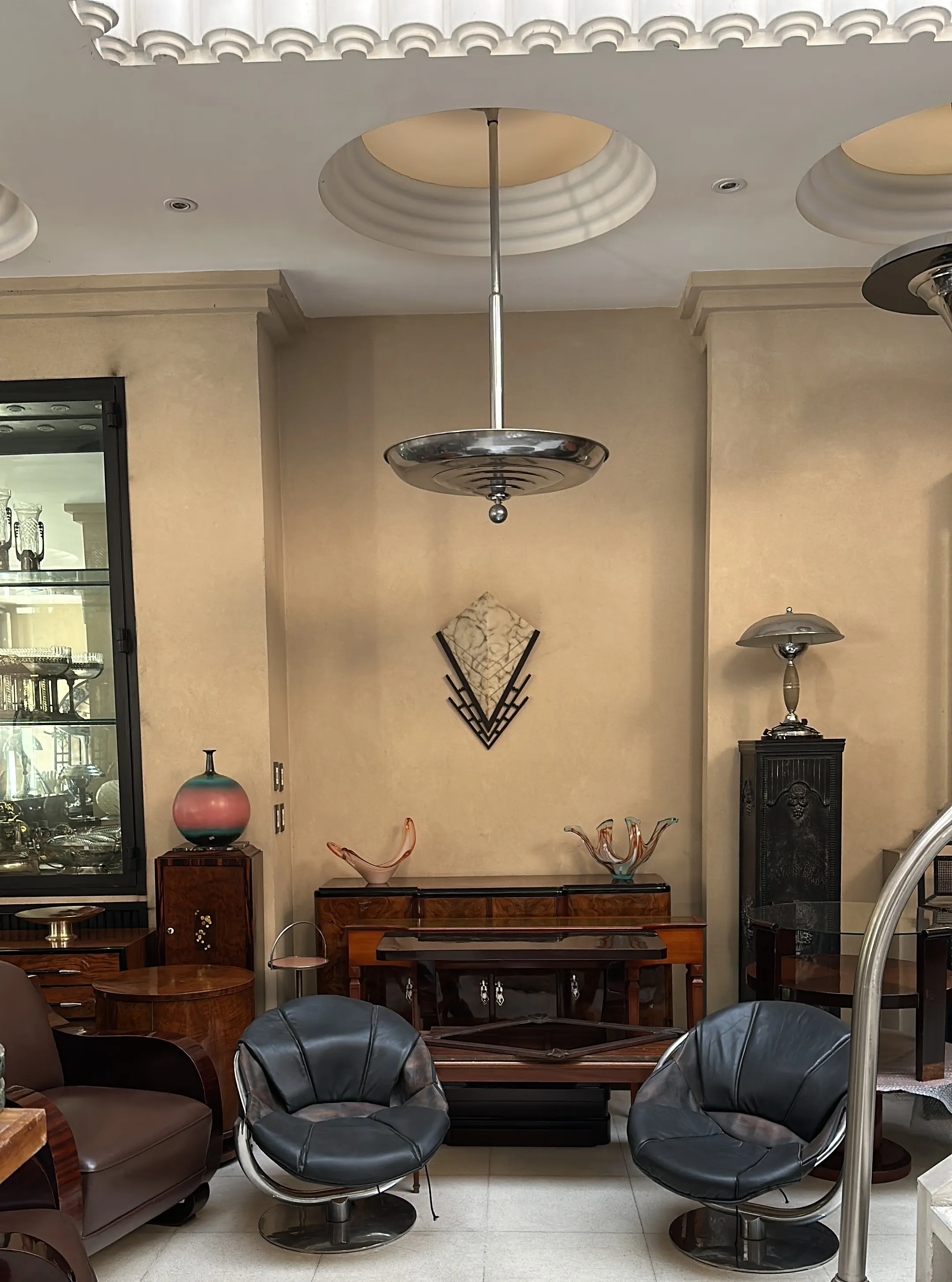 Lámpara de techo antigua en un ambiente sofisticado