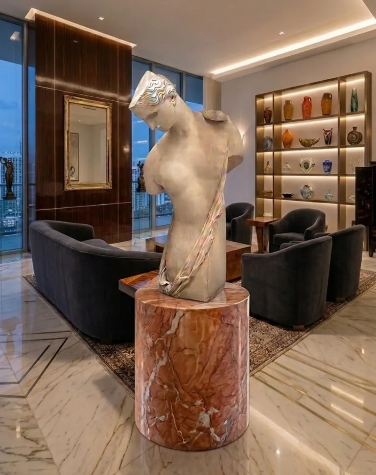 scultura antica in un ambiente moderno, elegante e minimalista