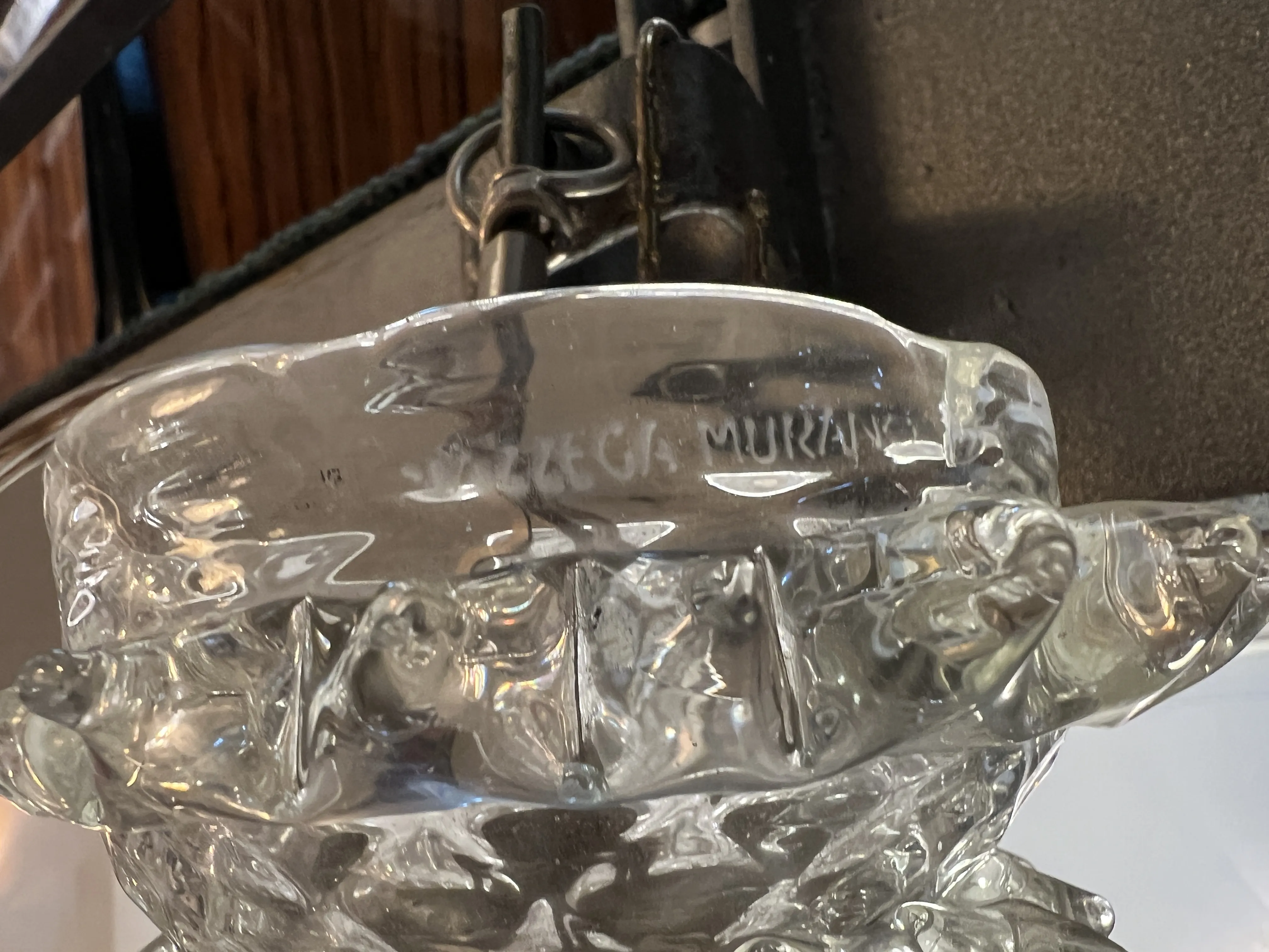 Antigua lámpara de techo con diseño distintivo de Mazzega Murano, iluminando el ambiente con calidez.