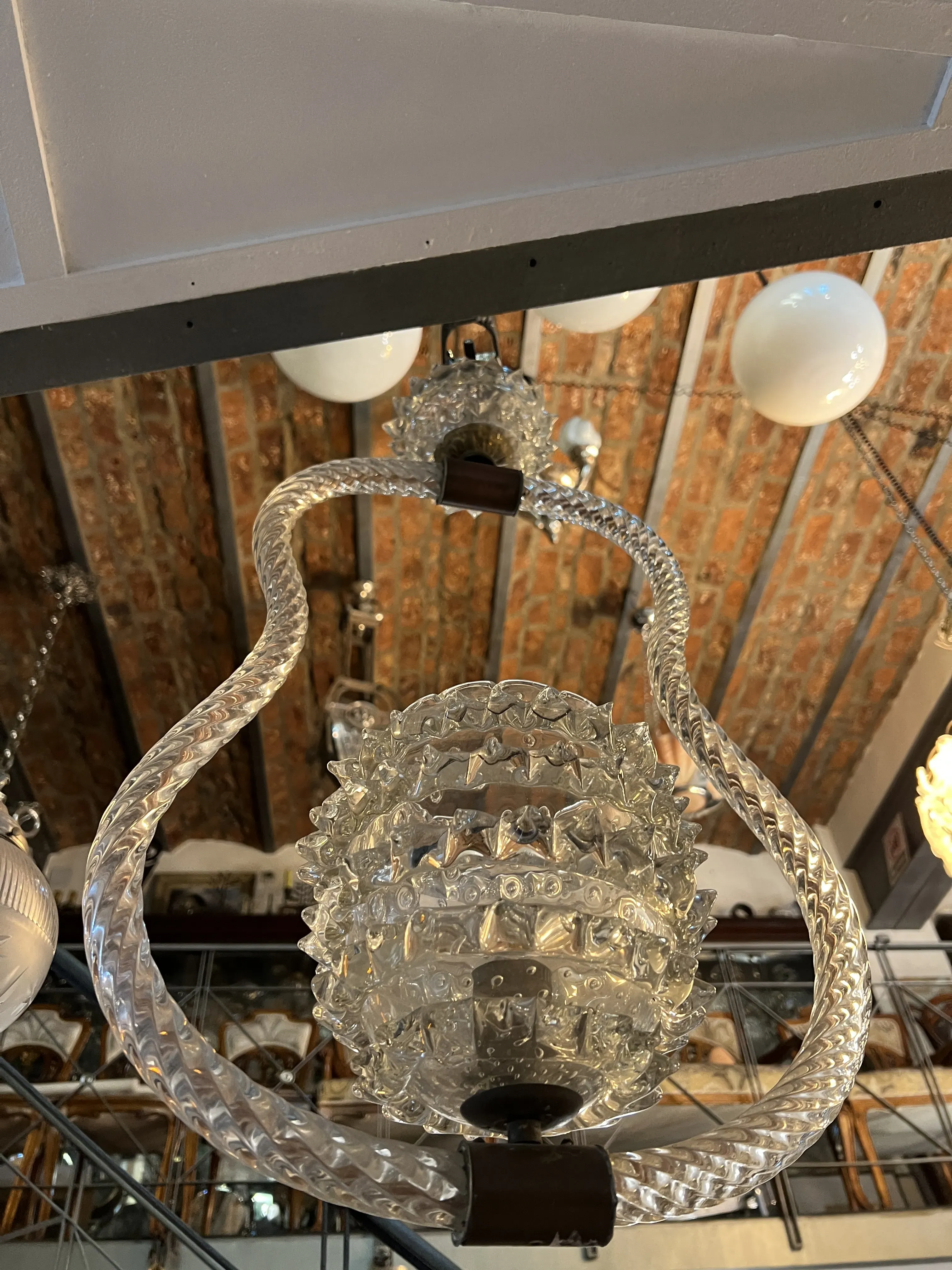 Antike Hängelampe mit markantem Mazzega Murano Design in dekorativer Umgebung