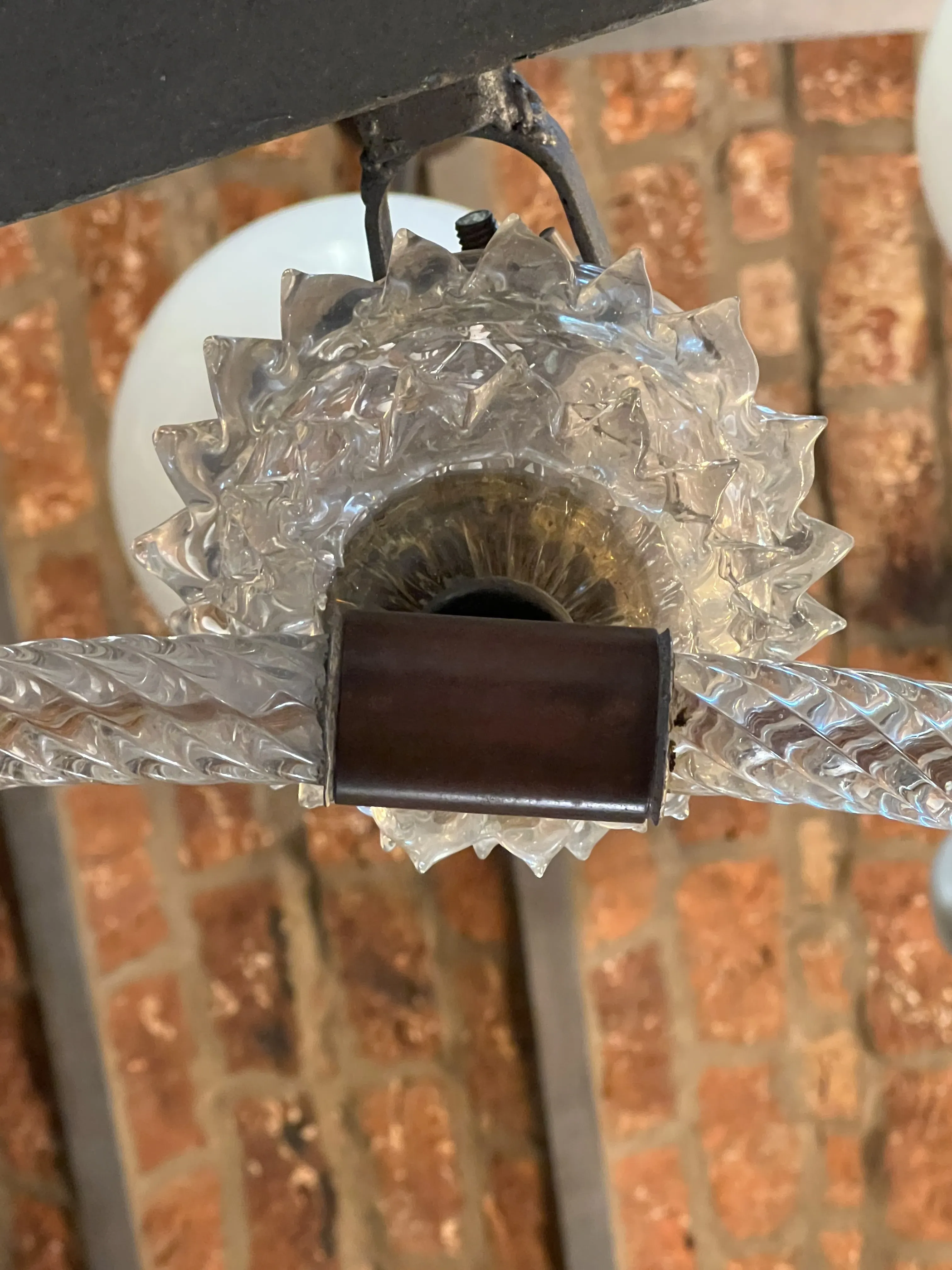 antike hängelampe mit dekorativem Glasdesign