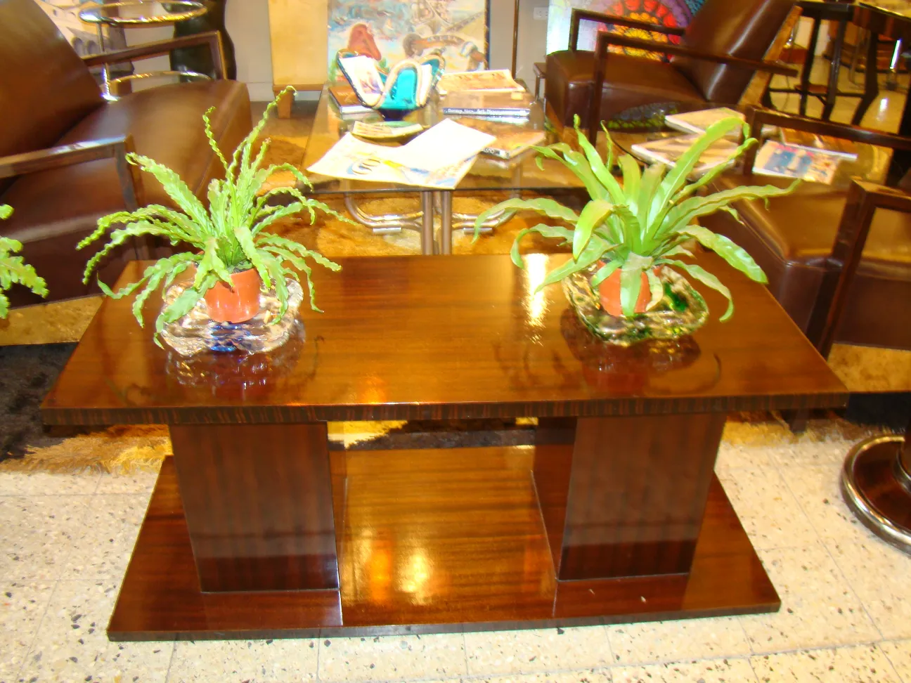 Mesa de centro antiga em um ambiente com plantas decorativas