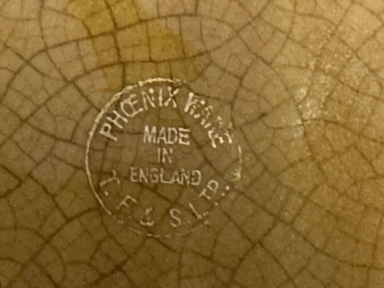 macetero antiguo decorativo con diseño único y textura